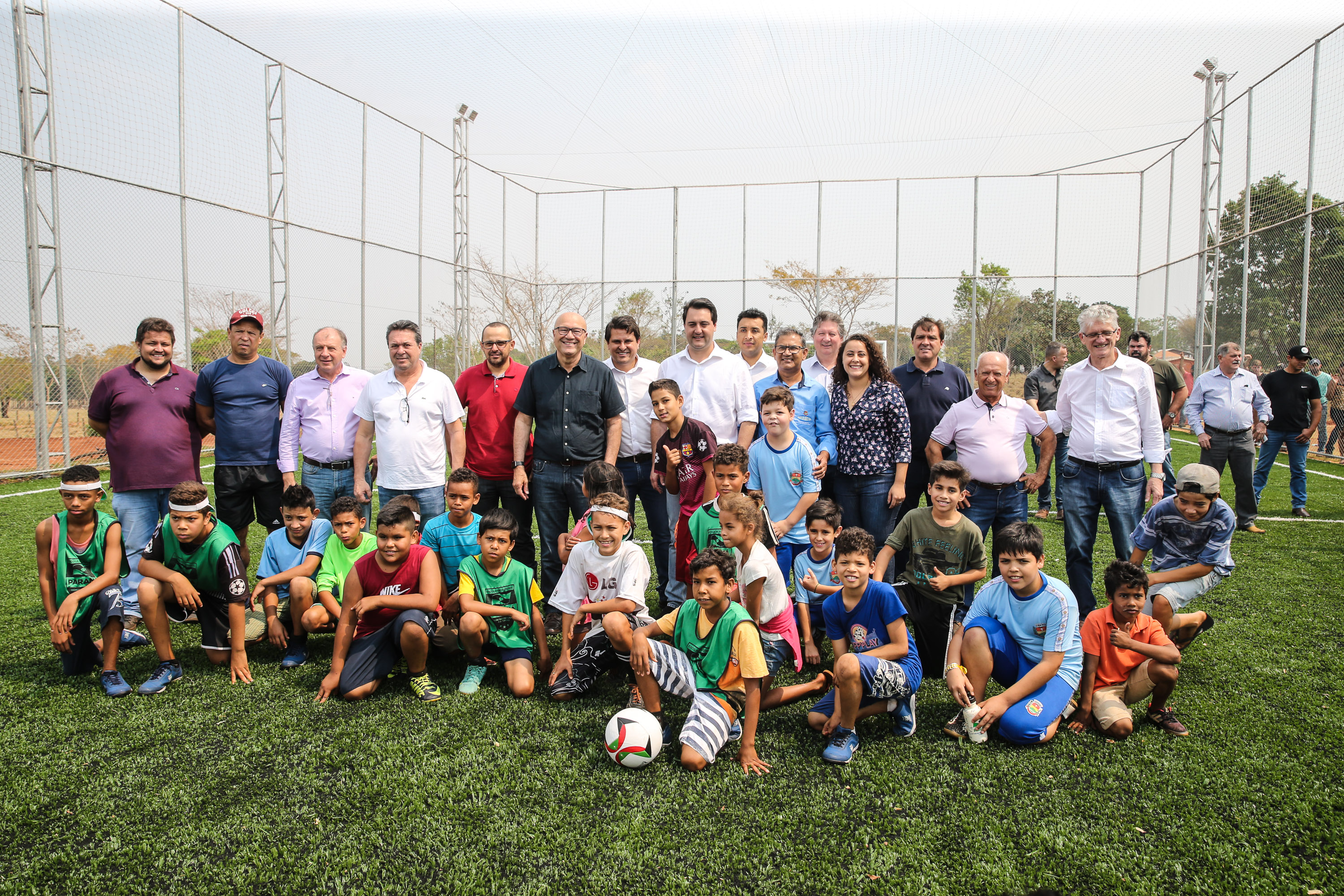 O governador Carlos Massa Ratinho Junior inaugura nesta quinta-feira (12), o Meu Campinho de Santa Cruz de Monte Castelo, no Noroeste do Paraná. Programa da Secretaria de Estado do Desenvolvimento Urbano e Obras Públicas, o Meu Campinho grama sintética, iluminação e segurança para a prática esportiva e de recreação de crianças e adolescentes, em horários em que não estão na escola. Santa Cruz do Monte Castelo, 12/09/2019 - Foto: Geraldo Bubniak/AEN