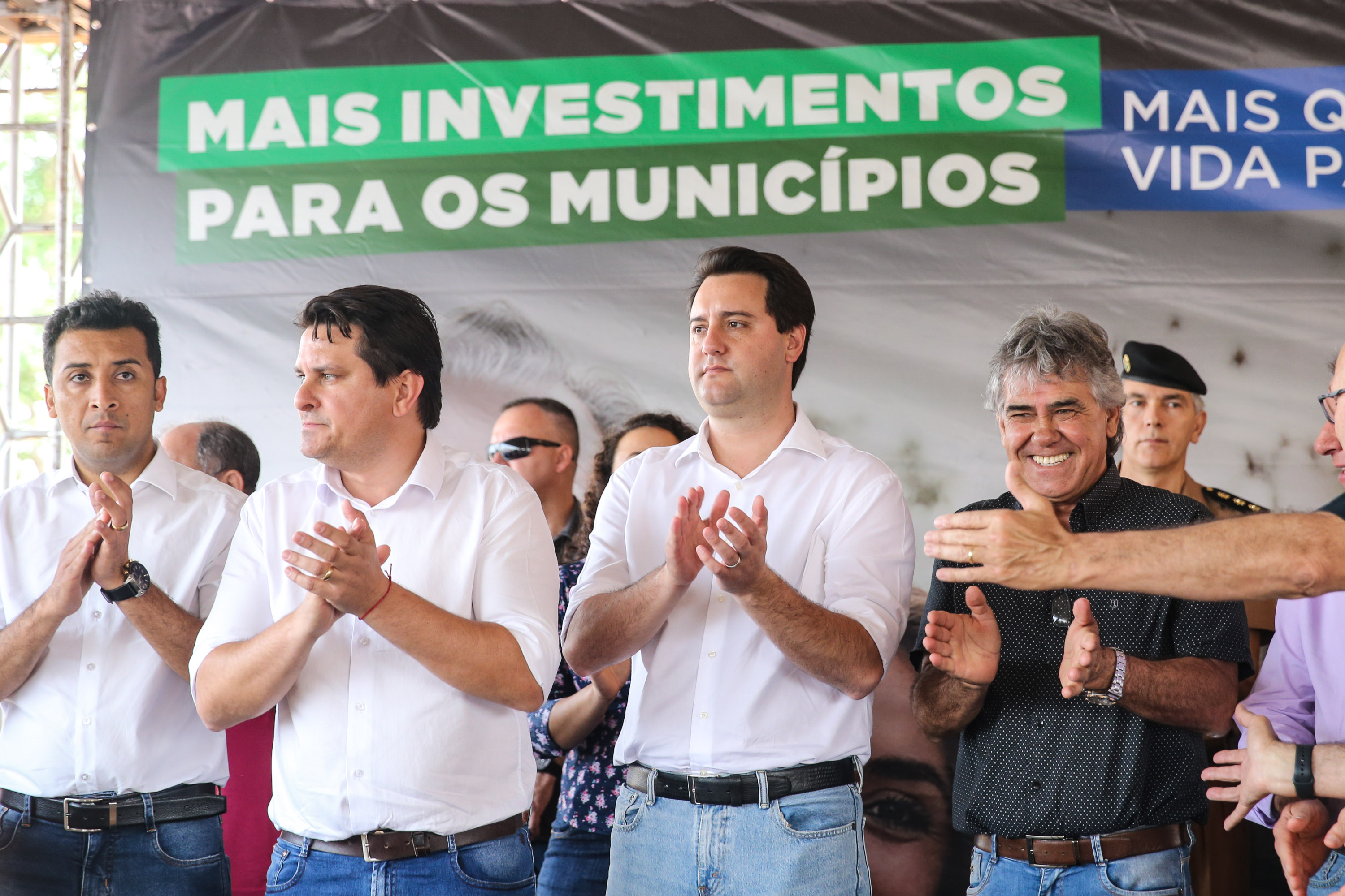 O governador Carlos Massa Ratinho Junior inaugura nesta quinta-feira (12), o Meu Campinho de Santa Cruz de Monte Castelo, no Noroeste do Paraná. Programa da Secretaria de Estado do Desenvolvimento Urbano e Obras Públicas, o Meu Campinho grama sintética, iluminação e segurança para a prática esportiva e de recreação de crianças e adolescentes, em horários em que não estão na escola. Santa Cruz do Monte Castelo, 12/09/2019 - Foto: Geraldo Bubniak/AEN