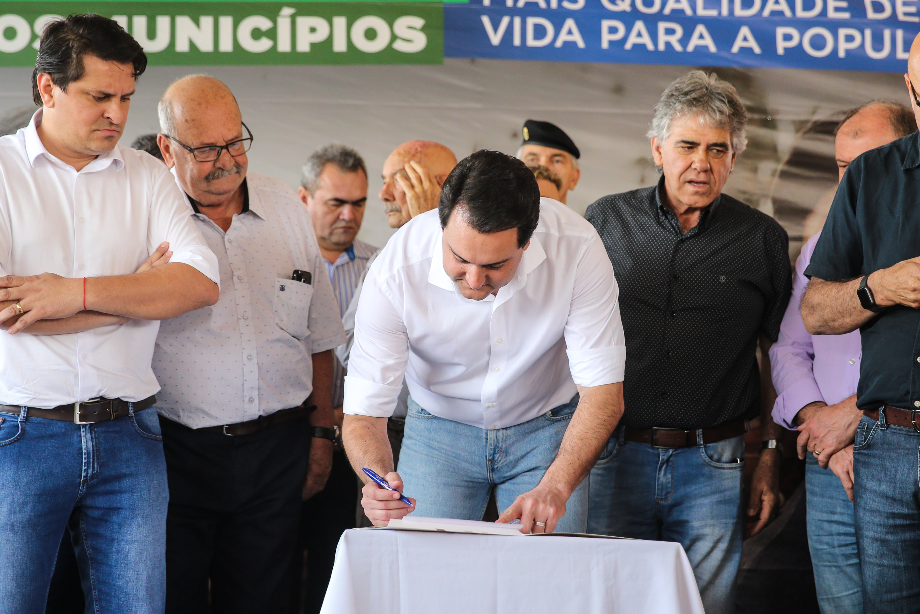 O governador Carlos Massa Ratinho Junior inaugura nesta quinta-feira (12), o Meu Campinho de Santa Cruz de Monte Castelo, no Noroeste do Paraná. Programa da Secretaria de Estado do Desenvolvimento Urbano e Obras Públicas, o Meu Campinho grama sintética, iluminação e segurança para a prática esportiva e de recreação de crianças e adolescentes, em horários em que não estão na escola. Santa Cruz do Monte Castelo, 12/09/2019 - Foto: Geraldo Bubniak/AEN