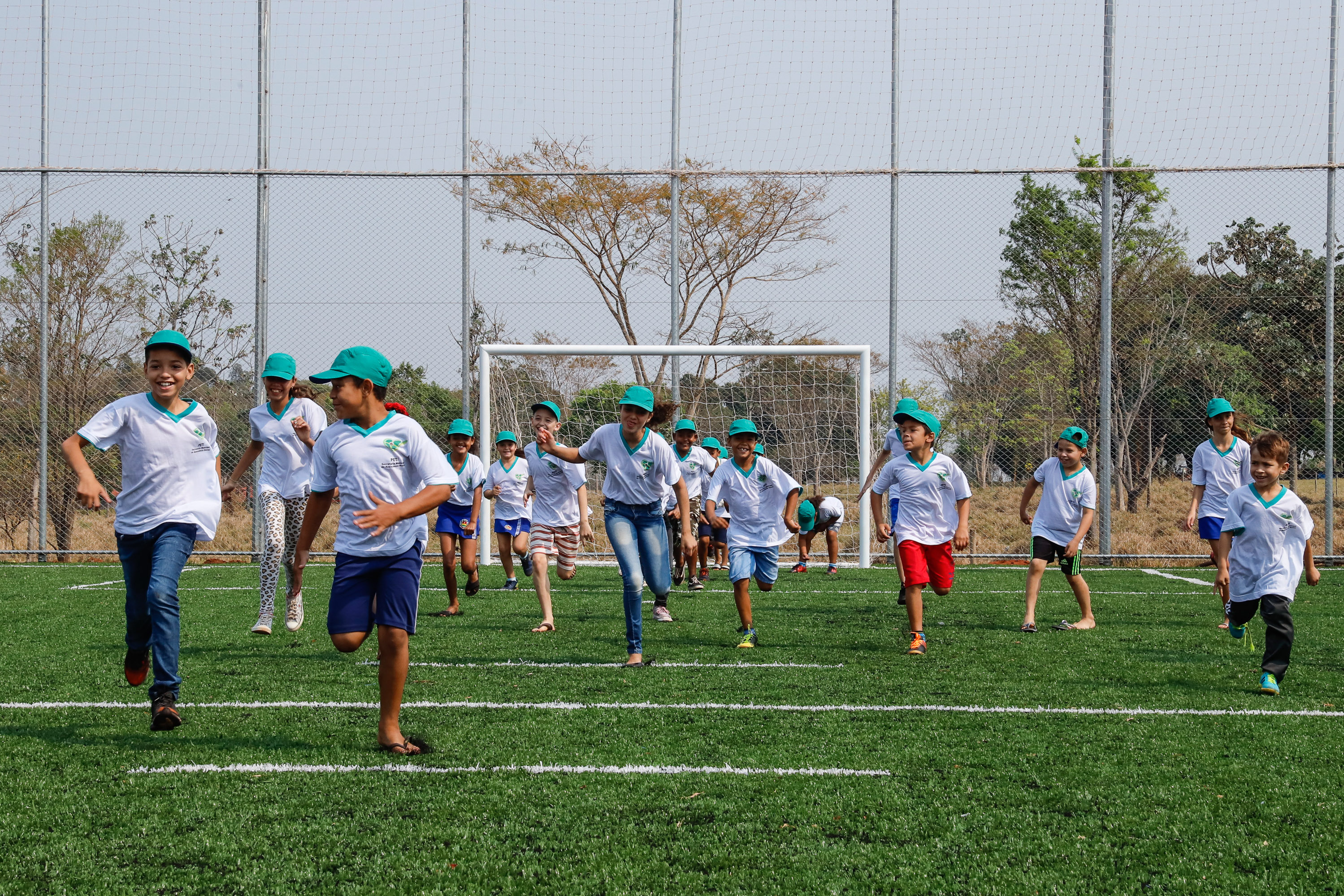 O governador Carlos Massa Ratinho Junior inaugura nesta quinta-feira (12), o Meu Campinho de Santa Cruz de Monte Castelo, no Noroeste do Paraná. Programa da Secretaria de Estado do Desenvolvimento Urbano e Obras Públicas, o Meu Campinho grama sintética, iluminação e segurança para a prática esportiva e de recreação de crianças e adolescentes, em horários em que não estão na escola.
