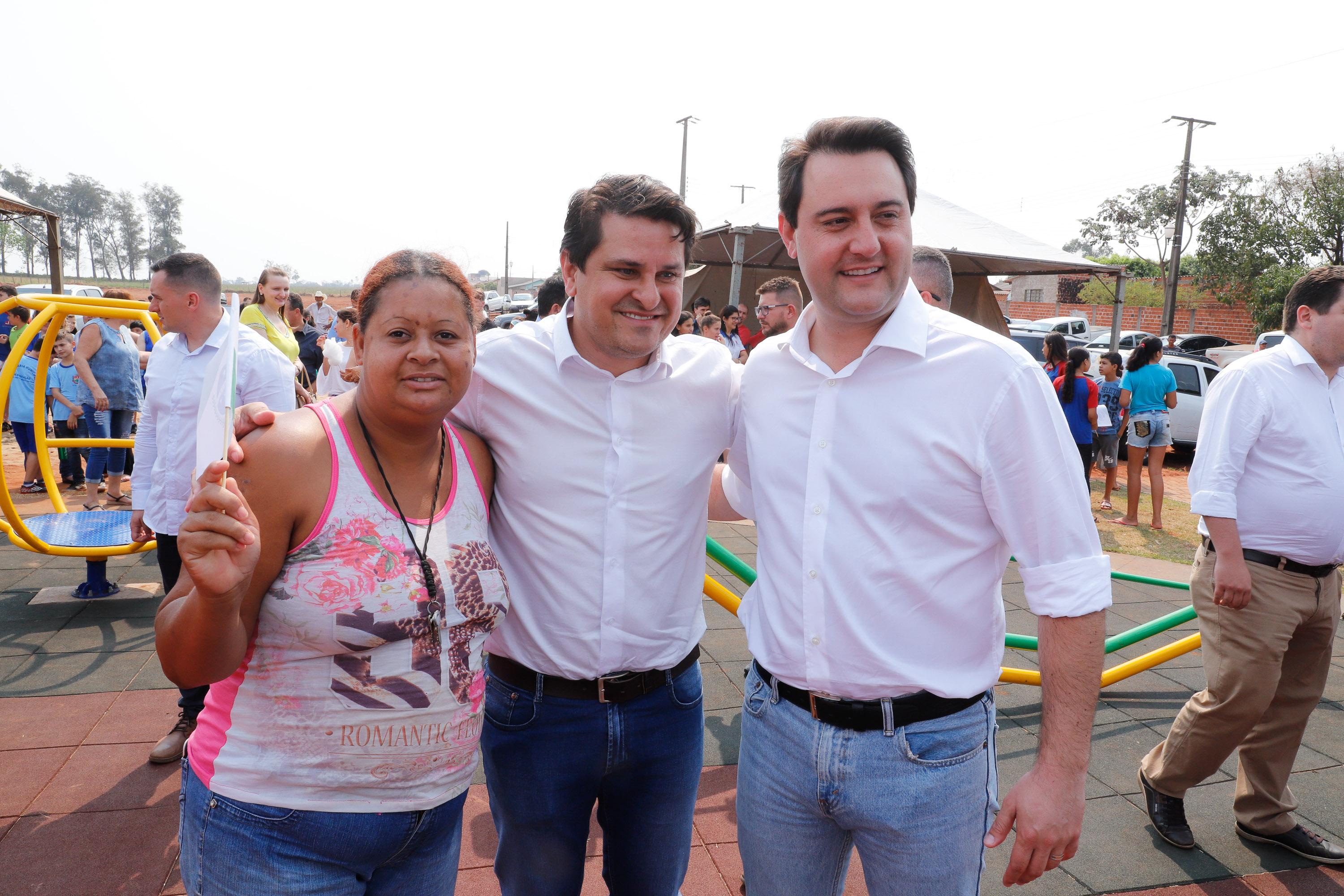O governador Carlos Massa Ratinho Junior inaugura nesta quinta-feira (12), o Meu Campinho de Santa Cruz de Monte Castelo, no Noroeste do Paraná. Programa da Secretaria de Estado do Desenvolvimento Urbano e Obras Públicas, o Meu Campinho grama sintética, iluminação e segurança para a prática esportiva e de recreação de crianças e adolescentes, em horários em que não estão na escola. Santa Cruz do Monte Castelo, 12/09/2019 -