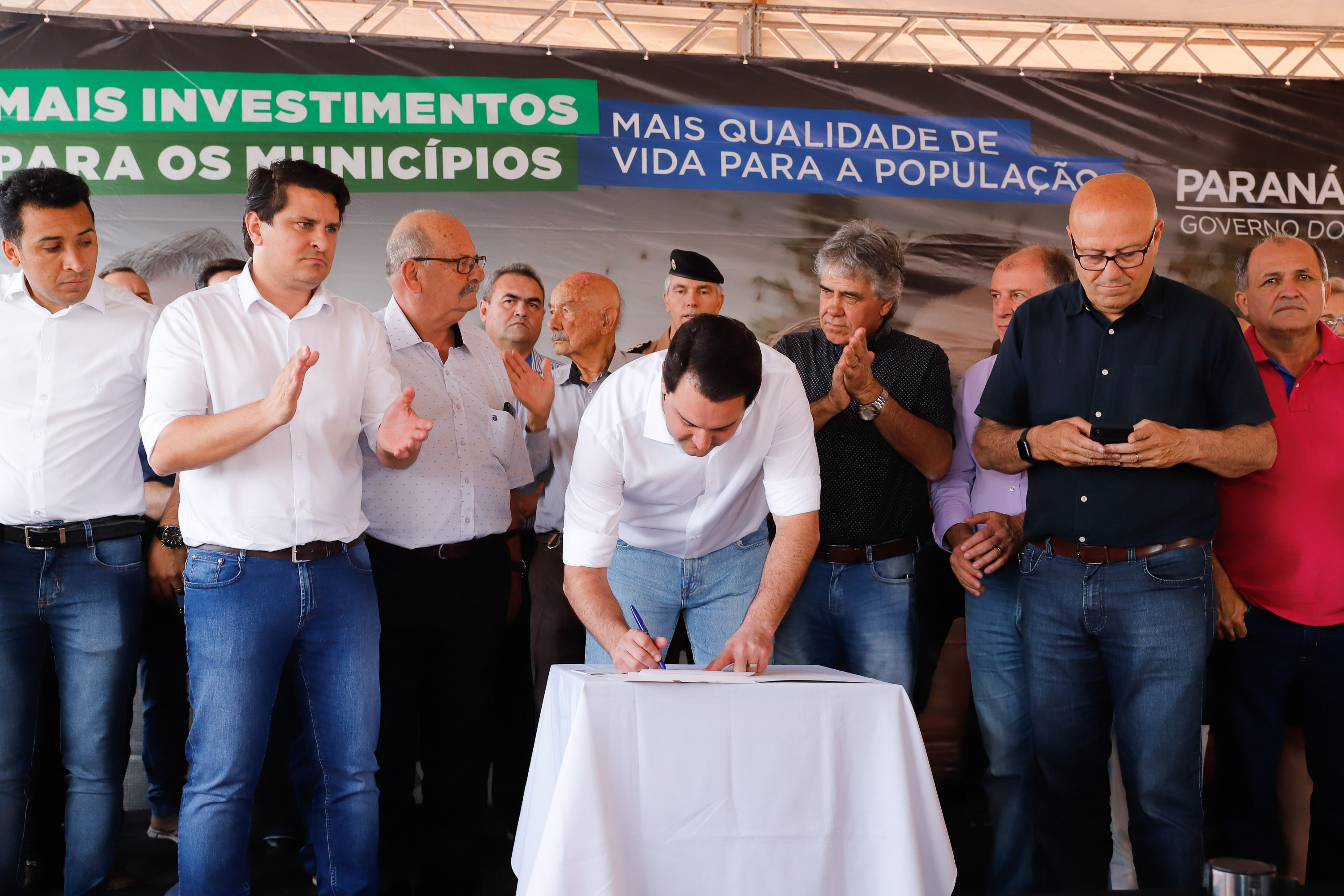 O governador Carlos Massa Ratinho Junior inaugura nesta quinta-feira (12), o Meu Campinho de Santa Cruz de Monte Castelo, no Noroeste do Paraná. Programa da Secretaria de Estado do Desenvolvimento Urbano e Obras Públicas, o Meu Campinho grama sintética, iluminação e segurança para a prática esportiva e de recreação de crianças e adolescentes, em horários em que não estão na escola.