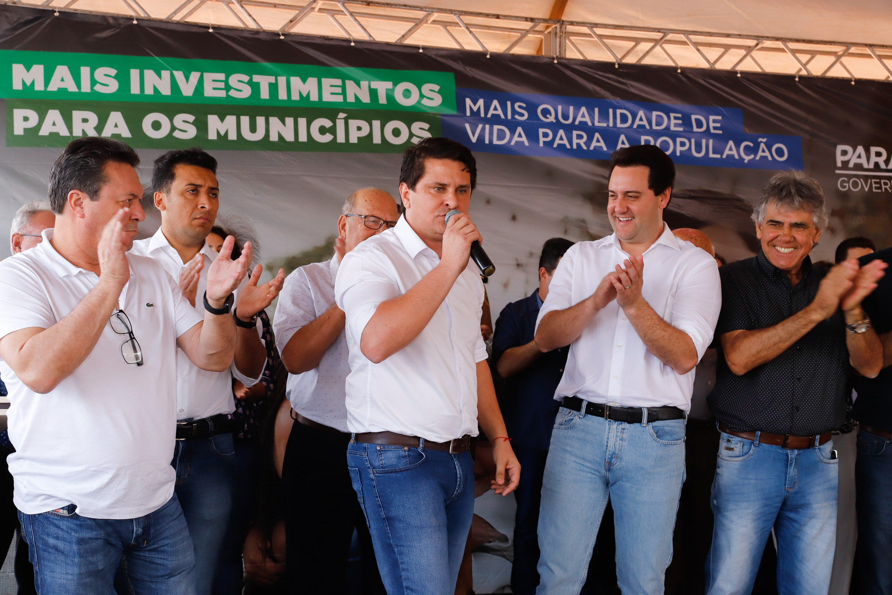 O governador Carlos Massa Ratinho Junior inaugura nesta quinta-feira (12), o Meu Campinho de Santa Cruz de Monte Castelo, no Noroeste do Paraná. Programa da Secretaria de Estado do Desenvolvimento Urbano e Obras Públicas, o Meu Campinho grama sintética, iluminação e segurança para a prática esportiva e de recreação de crianças e adolescentes, em horários em que não estão na escola.