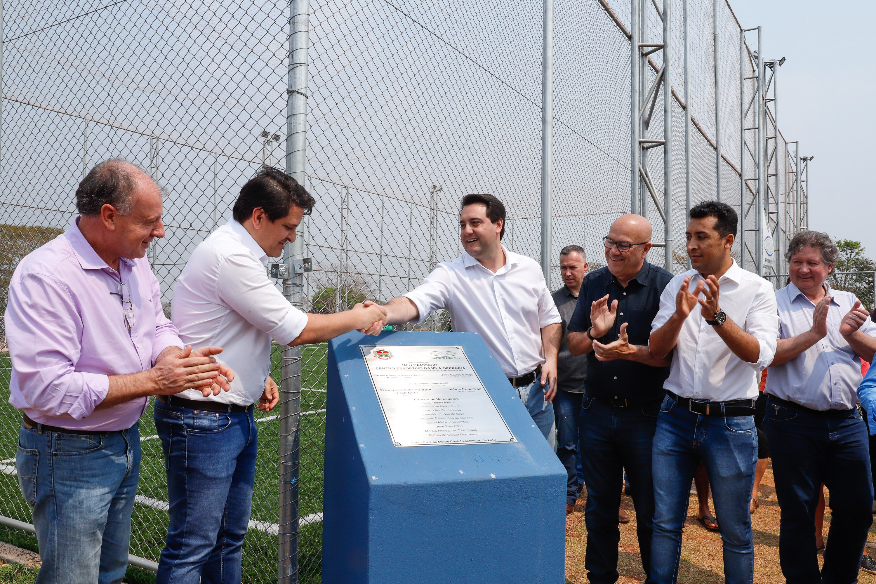 O governador Carlos Massa Ratinho Junior inaugura nesta quinta-feira (12), o Meu Campinho de Santa Cruz de Monte Castelo, no Noroeste do Paraná. Programa da Secretaria de Estado do Desenvolvimento Urbano e Obras Públicas, o Meu Campinho grama sintética, iluminação e segurança para a prática esportiva e de recreação de crianças e adolescentes, em horários em que não estão na escola.