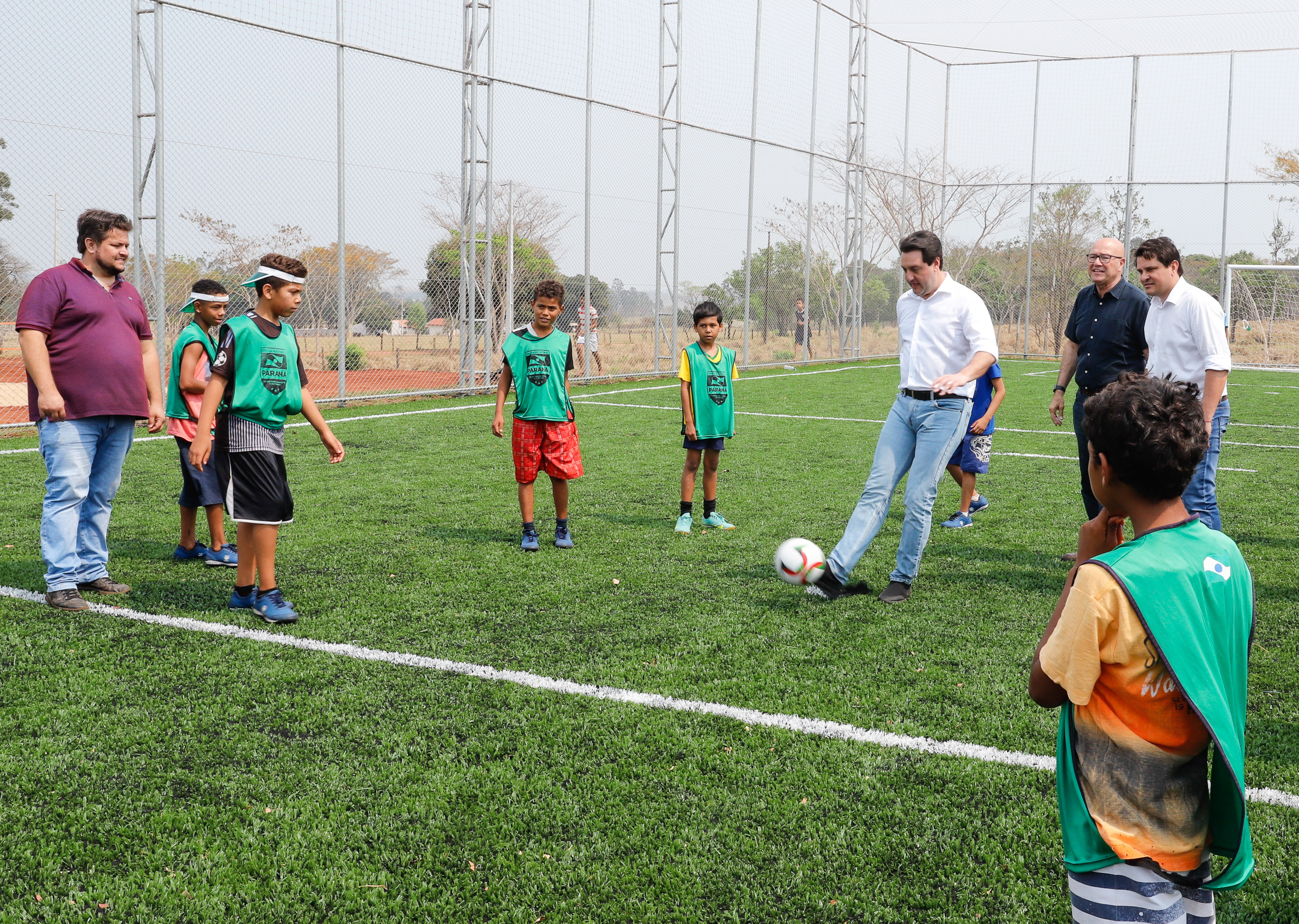O governador Carlos Massa Ratinho Junior inaugura nesta quinta-feira (12), o Meu Campinho de Santa Cruz de Monte Castelo, no Noroeste do Paraná. Programa da Secretaria de Estado do Desenvolvimento Urbano e Obras Públicas, o Meu Campinho grama sintética, iluminação e segurança para a prática esportiva e de recreação de crianças e adolescentes, em horários em que não estão na escola.