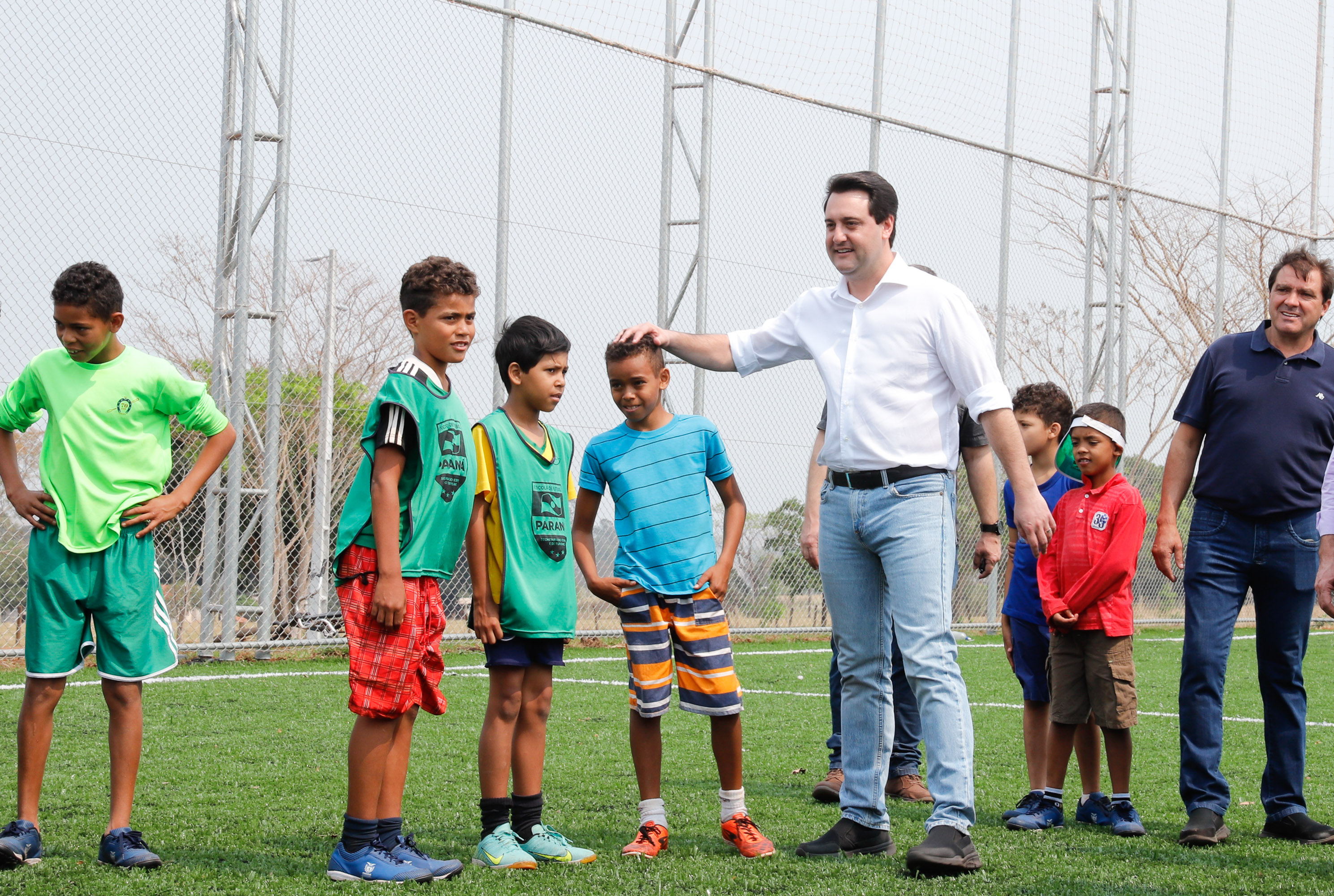 O governador Carlos Massa Ratinho Junior inaugura nesta quinta-feira (12), o Meu Campinho de Santa Cruz de Monte Castelo, no Noroeste do Paraná. Programa da Secretaria de Estado do Desenvolvimento Urbano e Obras Públicas, o Meu Campinho grama sintética, iluminação e segurança para a prática esportiva e de recreação de crianças e adolescentes, em horários em que não estão na escola. Santa Cruz do Monte Castelo, 12/09/2019 -