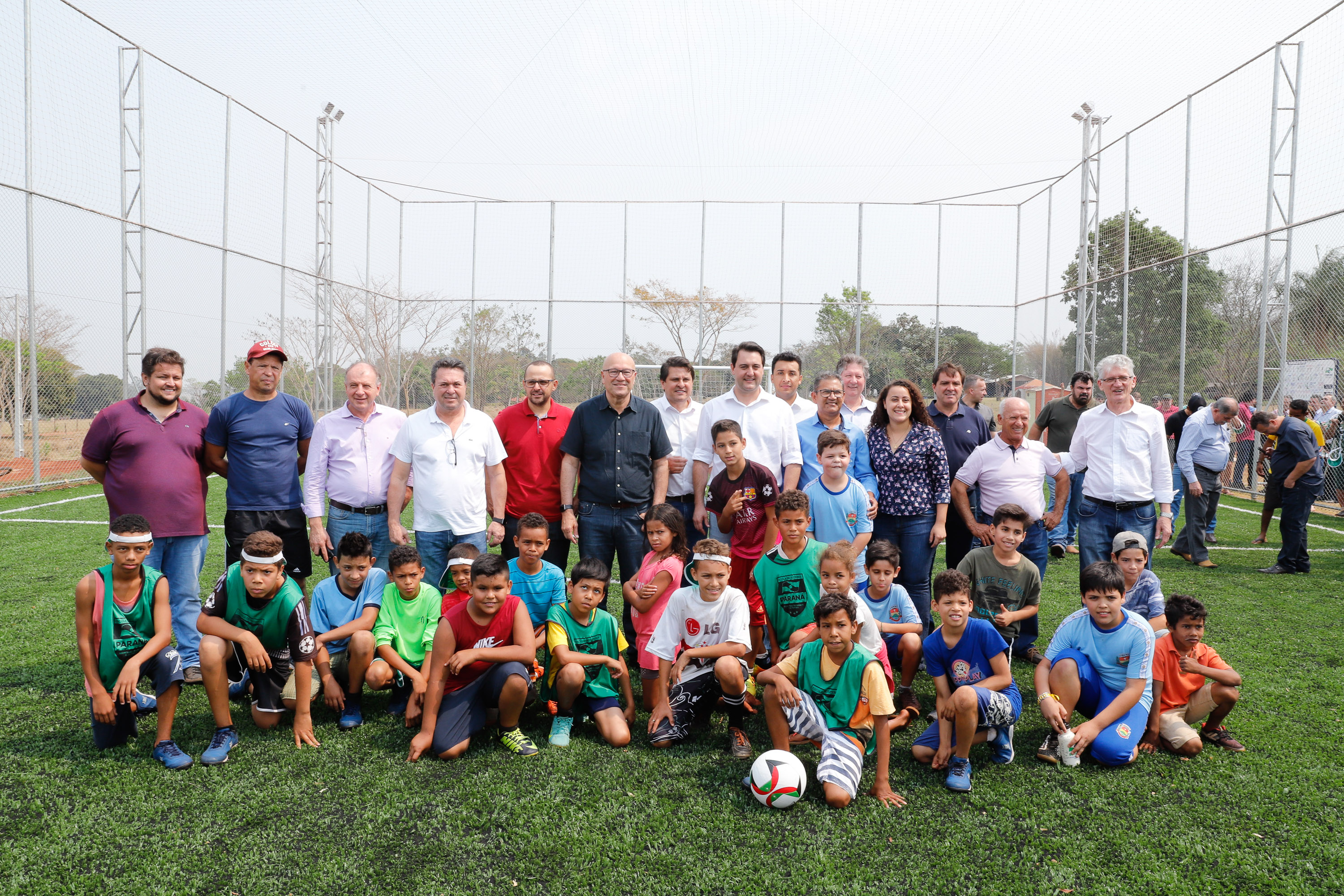 O governador Carlos Massa Ratinho Junior inaugura nesta quinta-feira (12), o Meu Campinho de Santa Cruz de Monte Castelo, no Noroeste do Paraná. Programa da Secretaria de Estado do Desenvolvimento Urbano e Obras Públicas, o Meu Campinho grama sintética, iluminação e segurança para a prática esportiva e de recreação de crianças e adolescentes, em horários em que não estão na escola.