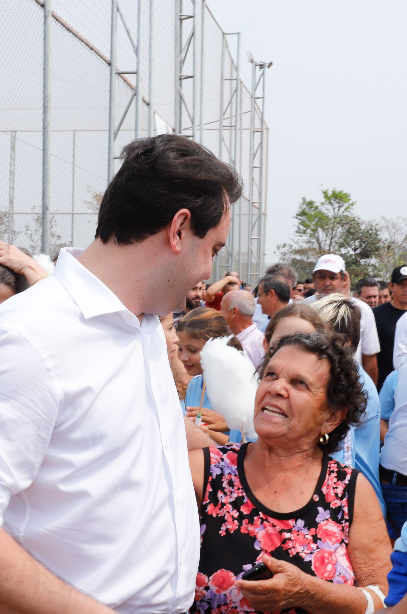 O governador Carlos Massa Ratinho Junior inaugura nesta quinta-feira (12), o Meu Campinho de Santa Cruz de Monte Castelo, no Noroeste do Paraná. Programa da Secretaria de Estado do Desenvolvimento Urbano e Obras Públicas, o Meu Campinho grama sintética, iluminação e segurança para a prática esportiva e de recreação de crianças e adolescentes, em horários em que não estão na escola.