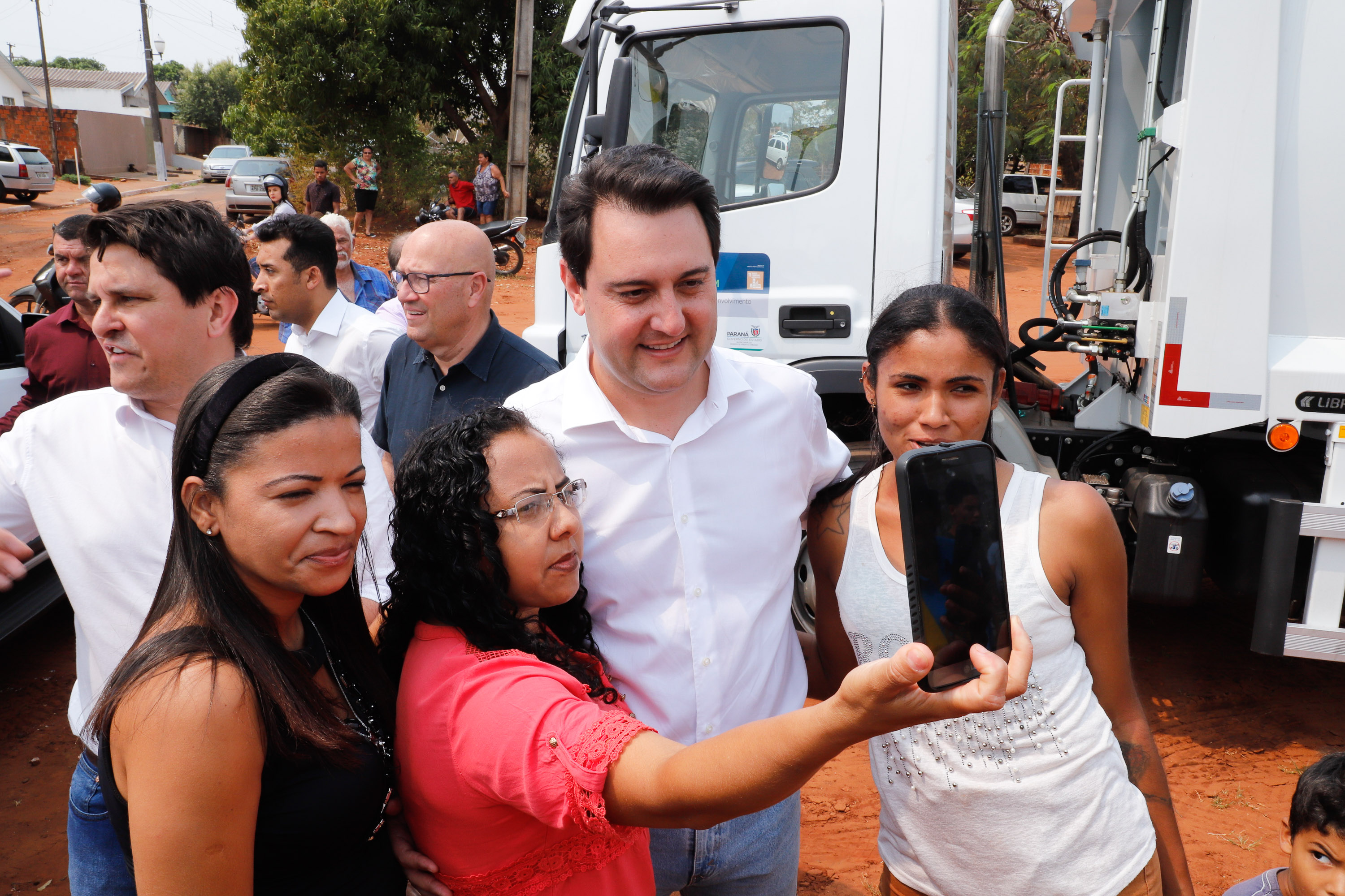 O governador Carlos Massa Ratinho Junior inaugura nesta quinta-feira (12), o Meu Campinho de Santa Cruz de Monte Castelo, no Noroeste do Paraná. Programa da Secretaria de Estado do Desenvolvimento Urbano e Obras Públicas, o Meu Campinho grama sintética, iluminação e segurança para a prática esportiva e de recreação de crianças e adolescentes, em horários em que não estão na escola.