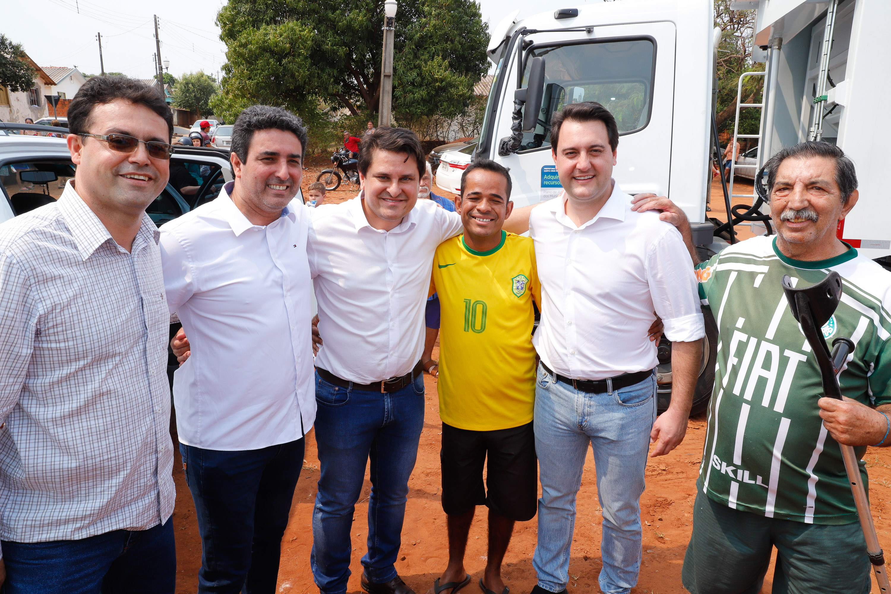 O governador Carlos Massa Ratinho Junior inaugura nesta quinta-feira (12), o Meu Campinho de Santa Cruz de Monte Castelo, no Noroeste do Paraná. Programa da Secretaria de Estado do Desenvolvimento Urbano e Obras Públicas, o Meu Campinho grama sintética, iluminação e segurança para a prática esportiva e de recreação de crianças e adolescentes, em horários em que não estão na escola.
