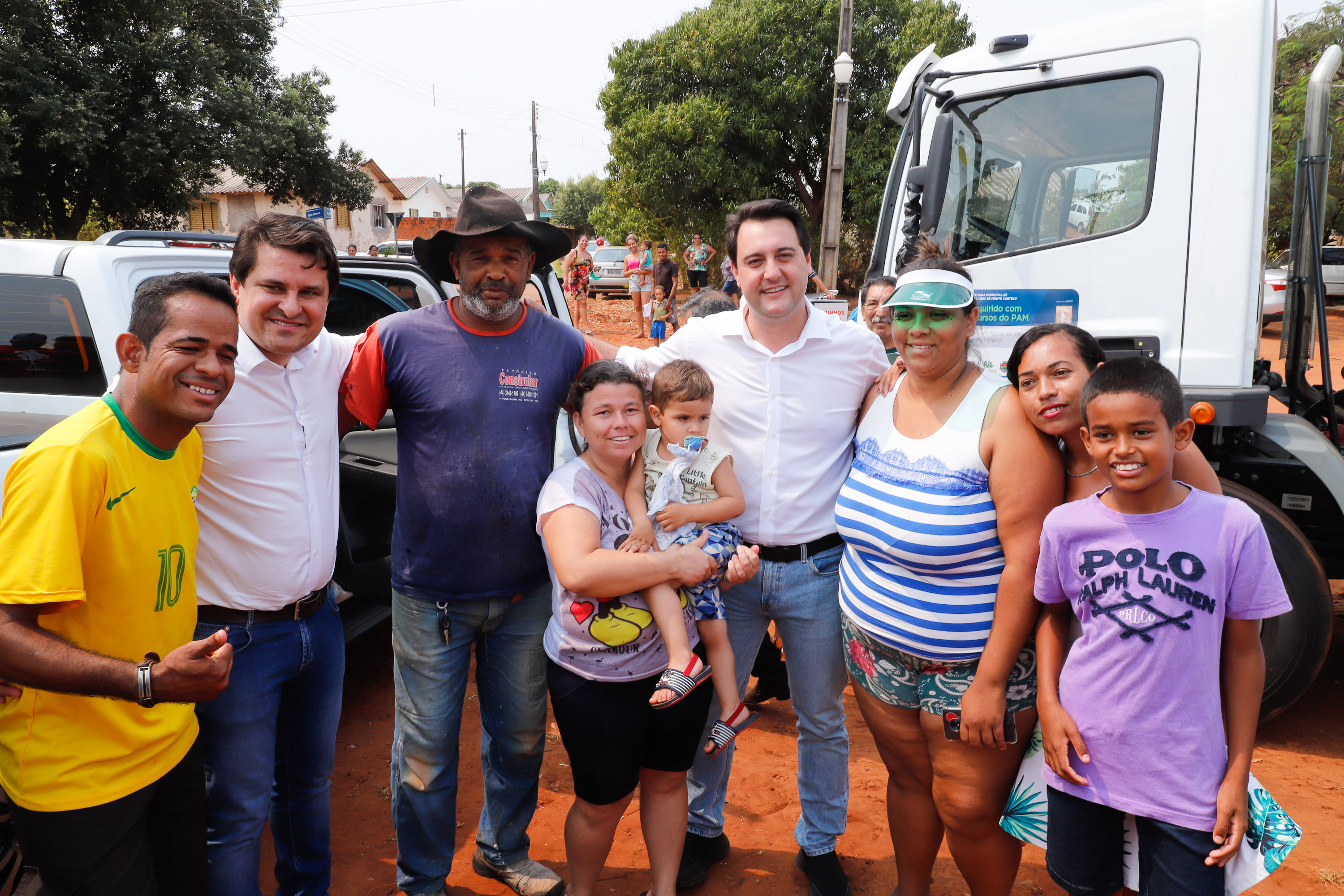 O governador Carlos Massa Ratinho Junior inaugura nesta quinta-feira (12), o Meu Campinho de Santa Cruz de Monte Castelo, no Noroeste do Paraná. Programa da Secretaria de Estado do Desenvolvimento Urbano e Obras Públicas, o Meu Campinho grama sintética, iluminação e segurança para a prática esportiva e de recreação de crianças e adolescentes, em horários em que não estão na escola.