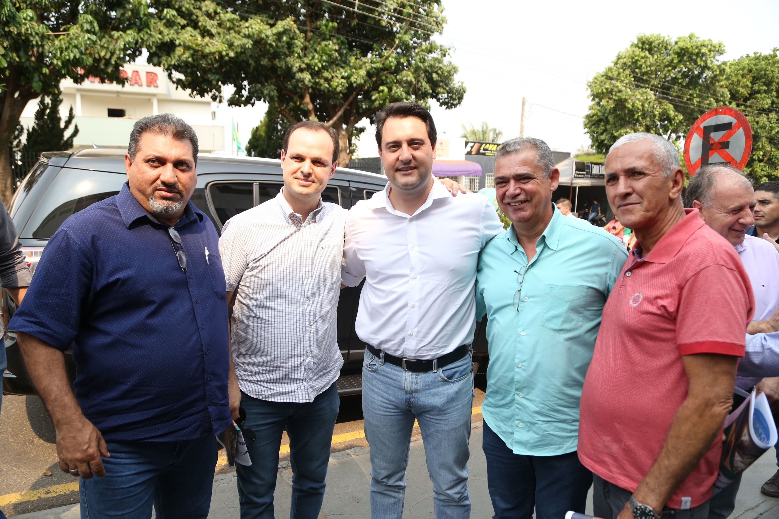 Obras de pavimentação de ruas, construção de praças e de barracão industrial estão entre os projetos que 26 municípios do Noroeste do Paraná farão com apoio do Estado. Os recursos somam R$ 44 milhões e foram confirmados pelo governador Carlos Massa Ratinho Junior nesta quinta-feira (12) durante encontro com os prefeitos, em Paranavaí. No mesmo evento, o governador autorizou recursos para equipamentos e obras na nova unidade da Santa Casa de Paranavaí. Foto: José Fernando Ogura/AEN