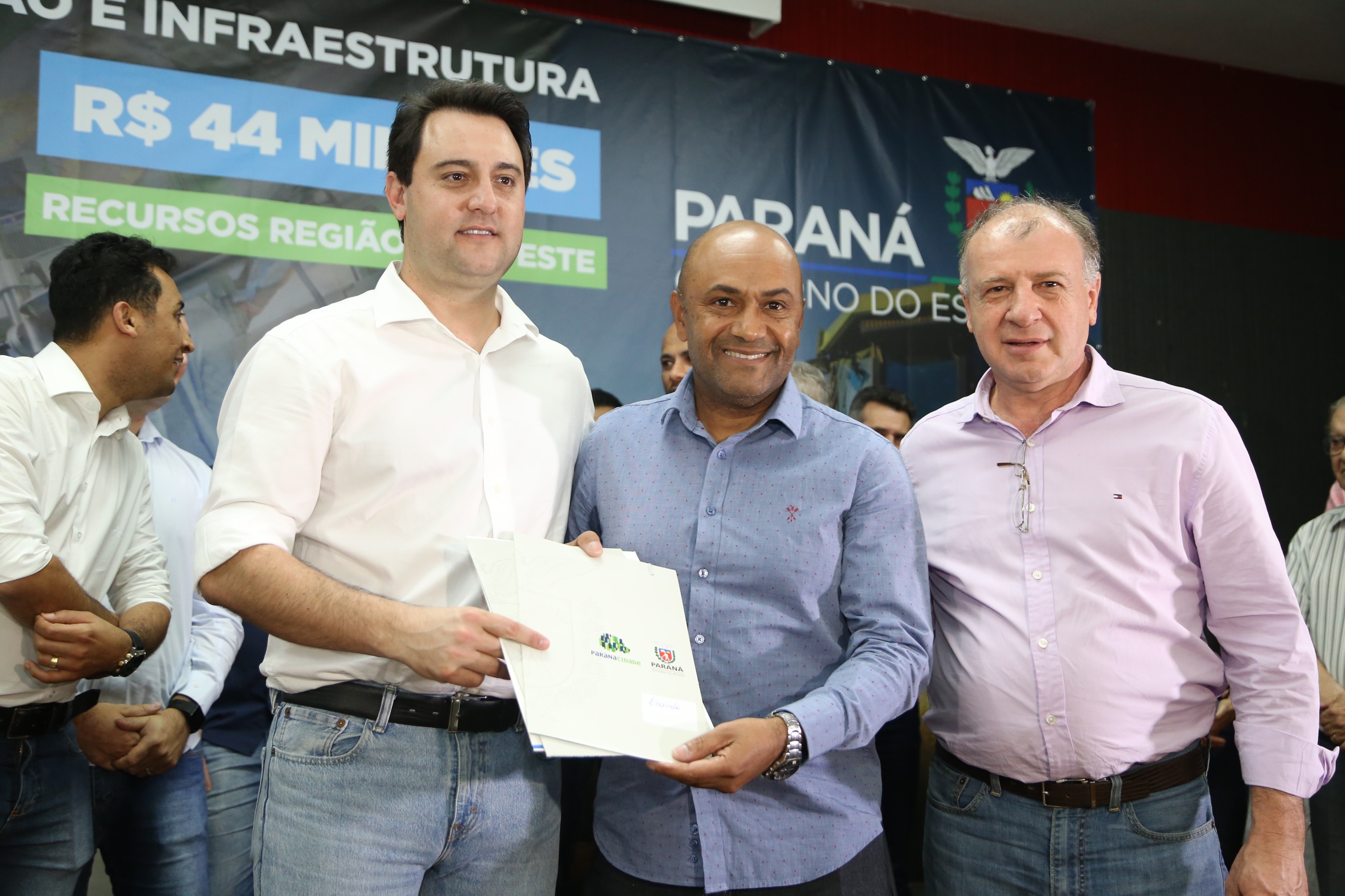 Obras de pavimentação de ruas, construção de praças e de barracão industrial estão entre os projetos que 26 municípios do Noroeste do Paraná farão com apoio do Estado. Os recursos somam R$ 44 milhões e foram confirmados pelo governador Carlos Massa Ratinho Junior nesta quinta-feira (12) durante encontro com os prefeitos, em Paranavaí. No mesmo evento, o governador autorizou recursos para equipamentos e obras na nova unidade da Santa Casa de Paranavaí. Foto: José Fernando Ogura/AEN