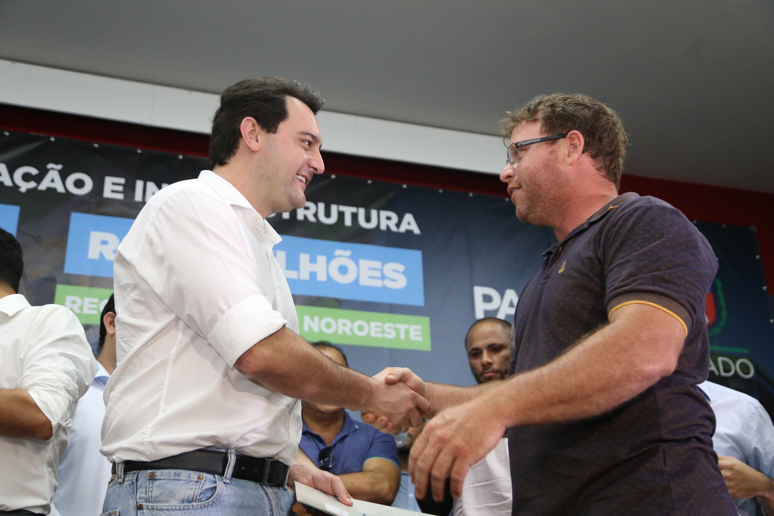 Obras de pavimentação de ruas, construção de praças e de barracão industrial estão entre os projetos que 26 municípios do Noroeste do Paraná farão com apoio do Estado. Os recursos somam R$ 44 milhões e foram confirmados pelo governador Carlos Massa Ratinho Junior nesta quinta-feira (12) durante encontro com os prefeitos, em Paranavaí. No mesmo evento, o governador autorizou recursos para equipamentos e obras na nova unidade da Santa Casa de Paranavaí. Foto: José Fernando Ogura/AEN