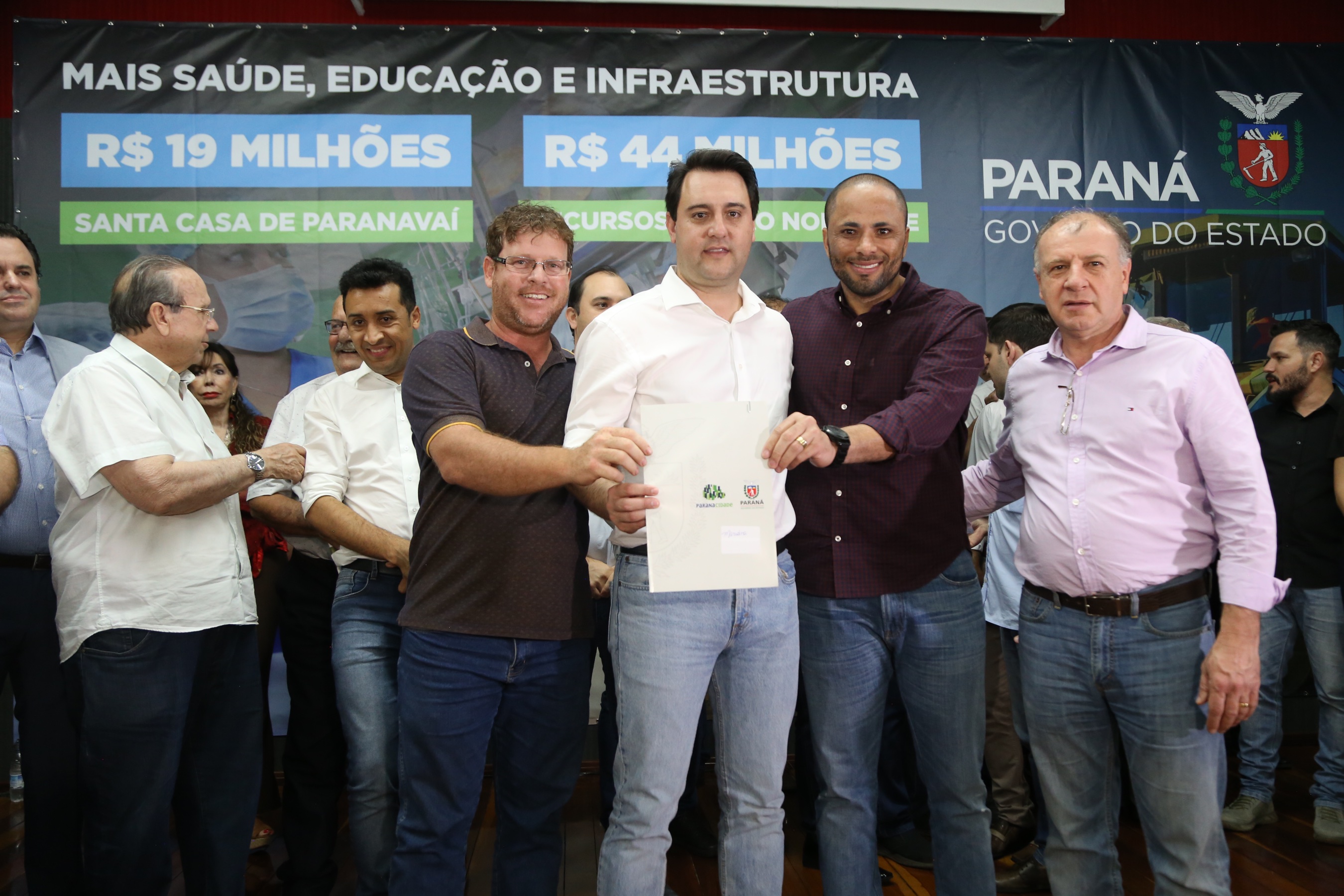 Obras de pavimentação de ruas, construção de praças e de barracão industrial estão entre os projetos que 26 municípios do Noroeste do Paraná farão com apoio do Estado. Os recursos somam R$ 44 milhões e foram confirmados pelo governador Carlos Massa Ratinho Junior nesta quinta-feira (12) durante encontro com os prefeitos, em Paranavaí. No mesmo evento, o governador autorizou recursos para equipamentos e obras na nova unidade da Santa Casa de Paranavaí. Foto: José Fernando Ogura/AEN
