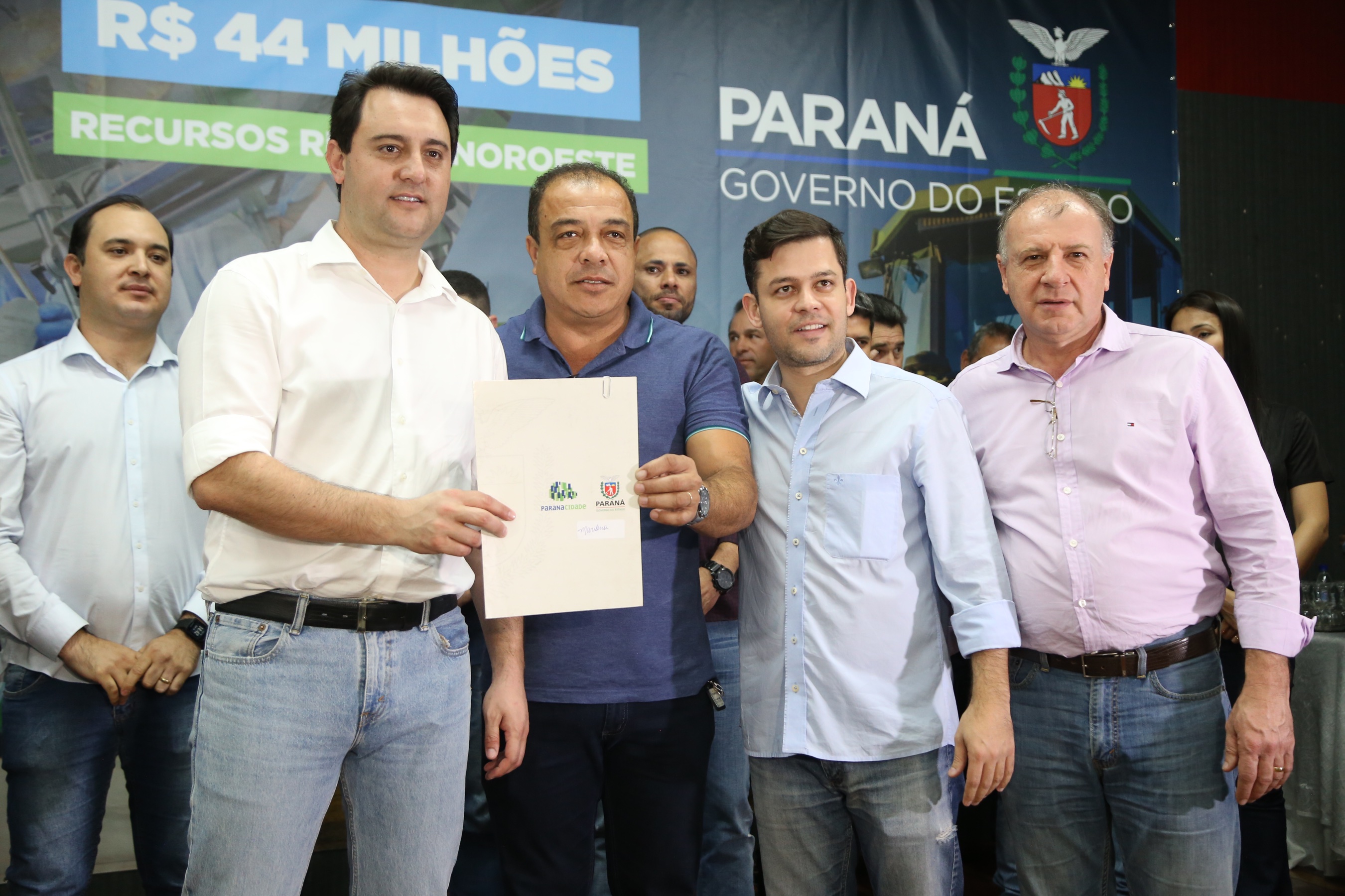 Obras de pavimentação de ruas, construção de praças e de barracão industrial estão entre os projetos que 26 municípios do Noroeste do Paraná farão com apoio do Estado. Os recursos somam R$ 44 milhões e foram confirmados pelo governador Carlos Massa Ratinho Junior nesta quinta-feira (12) durante encontro com os prefeitos, em Paranavaí. No mesmo evento, o governador autorizou recursos para equipamentos e obras na nova unidade da Santa Casa de Paranavaí. Foto: José Fernando Ogura/AEN