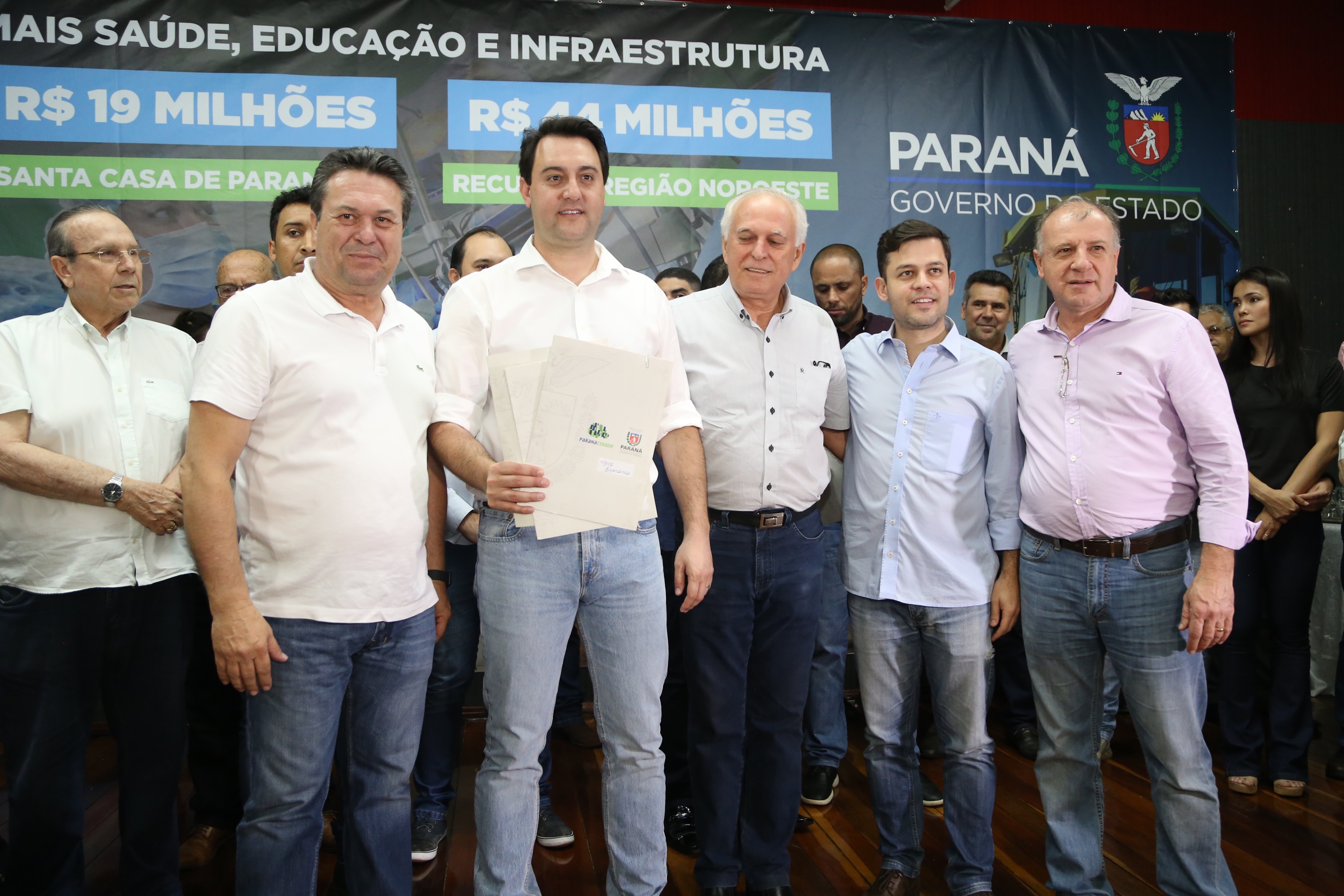 Obras de pavimentação de ruas, construção de praças e de barracão industrial estão entre os projetos que 26 municípios do Noroeste do Paraná farão com apoio do Estado. Os recursos somam R$ 44 milhões e foram confirmados pelo governador Carlos Massa Ratinho Junior nesta quinta-feira (12) durante encontro com os prefeitos, em Paranavaí. No mesmo evento, o governador autorizou recursos para equipamentos e obras na nova unidade da Santa Casa de Paranavaí. Foto: José Fernando Ogura/AEN