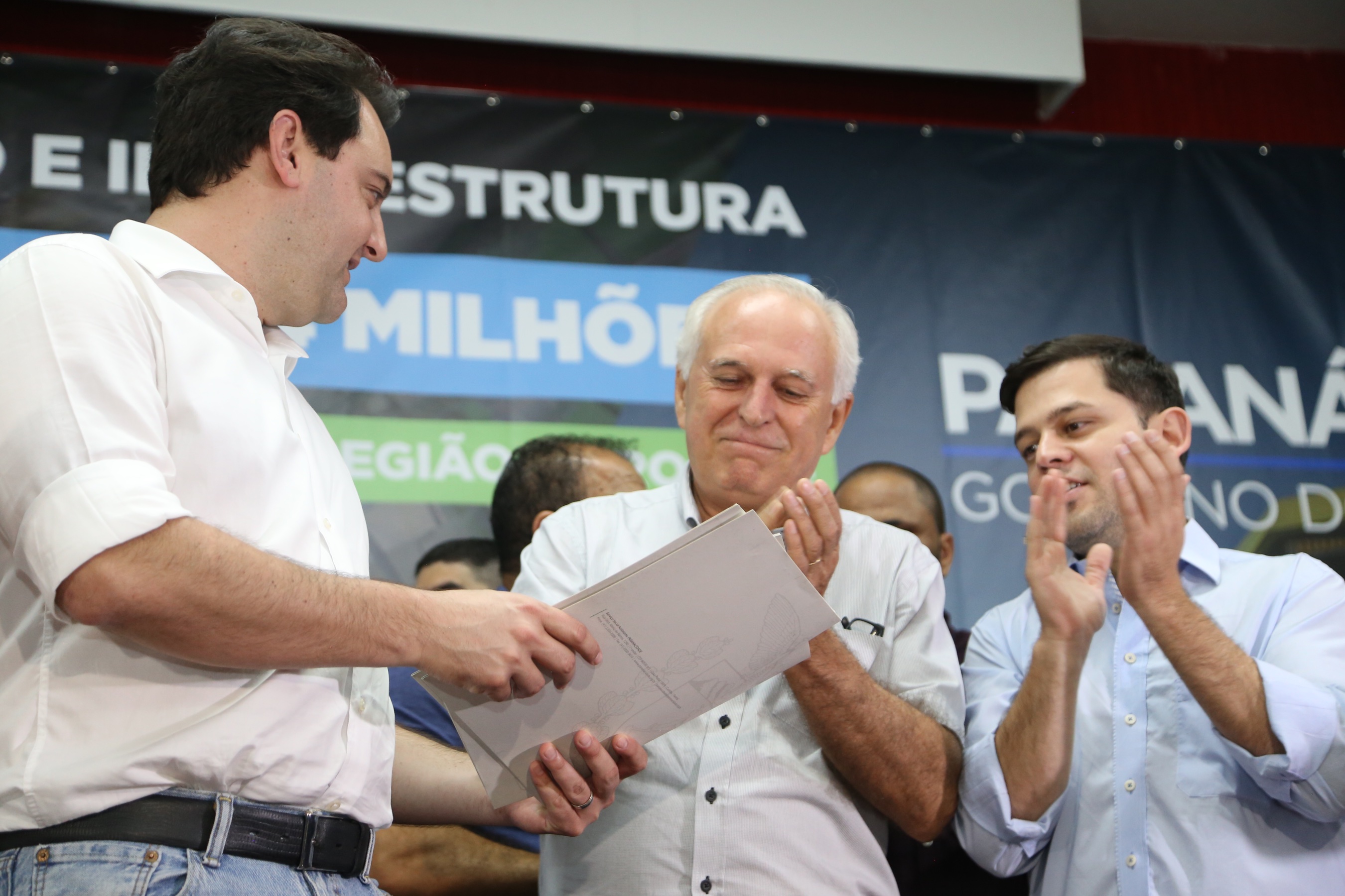 Obras de pavimentação de ruas, construção de praças e de barracão industrial estão entre os projetos que 26 municípios do Noroeste do Paraná farão com apoio do Estado. Os recursos somam R$ 44 milhões e foram confirmados pelo governador Carlos Massa Ratinho Junior nesta quinta-feira (12) durante encontro com os prefeitos, em Paranavaí. No mesmo evento, o governador autorizou recursos para equipamentos e obras na nova unidade da Santa Casa de Paranavaí. Foto: José Fernando Ogura/AEN