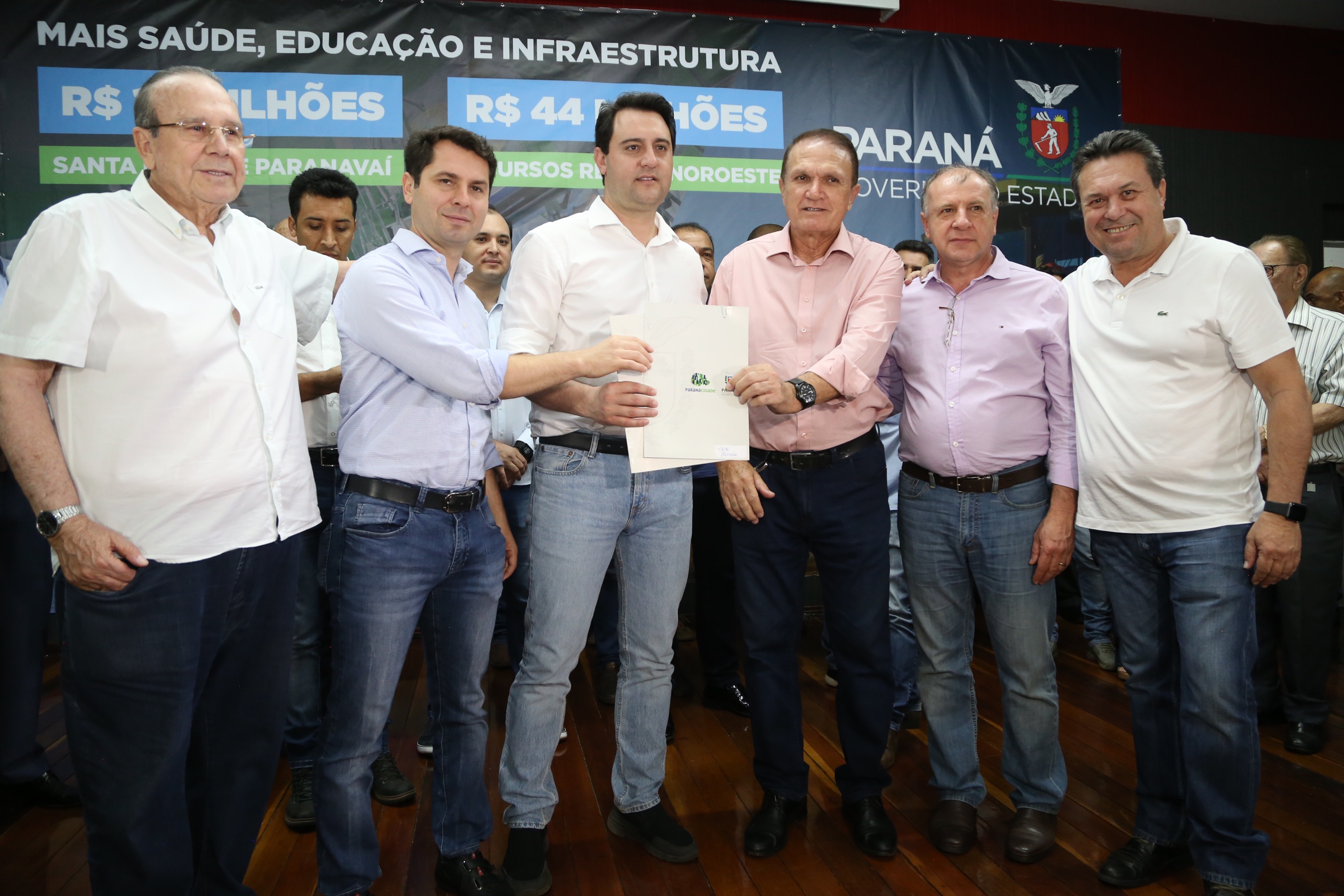 Obras de pavimentação de ruas, construção de praças e de barracão industrial estão entre os projetos que 26 municípios do Noroeste do Paraná farão com apoio do Estado. Os recursos somam R$ 44 milhões e foram confirmados pelo governador Carlos Massa Ratinho Junior nesta quinta-feira (12) durante encontro com os prefeitos, em Paranavaí. No mesmo evento, o governador autorizou recursos para equipamentos e obras na nova unidade da Santa Casa de Paranavaí. Foto: José Fernando Ogura/AEN