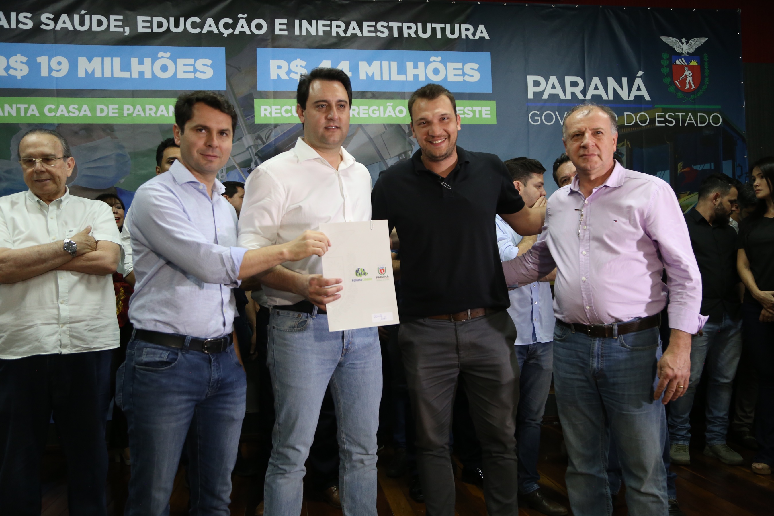 Obras de pavimentação de ruas, construção de praças e de barracão industrial estão entre os projetos que 26 municípios do Noroeste do Paraná farão com apoio do Estado. Os recursos somam R$ 44 milhões e foram confirmados pelo governador Carlos Massa Ratinho Junior nesta quinta-feira (12) durante encontro com os prefeitos, em Paranavaí. No mesmo evento, o governador autorizou recursos para equipamentos e obras na nova unidade da Santa Casa de Paranavaí. Foto: José Fernando Ogura/AEN