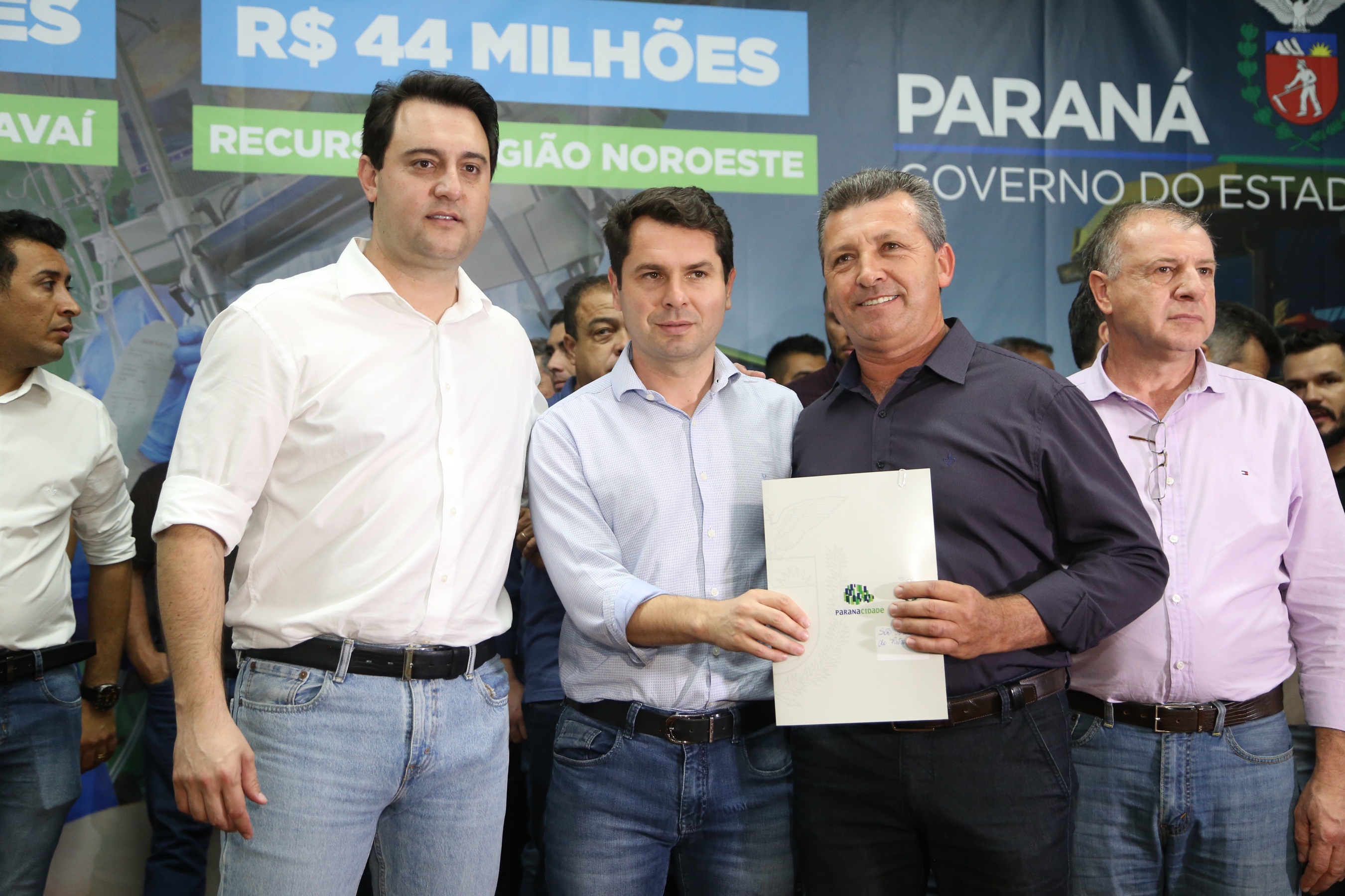 Obras de pavimentação de ruas, construção de praças e de barracão industrial estão entre os projetos que 26 municípios do Noroeste do Paraná farão com apoio do Estado. Os recursos somam R$ 44 milhões e foram confirmados pelo governador Carlos Massa Ratinho Junior nesta quinta-feira (12) durante encontro com os prefeitos, em Paranavaí. No mesmo evento, o governador autorizou recursos para equipamentos e obras na nova unidade da Santa Casa de Paranavaí. Foto: José Fernando Ogura/AEN