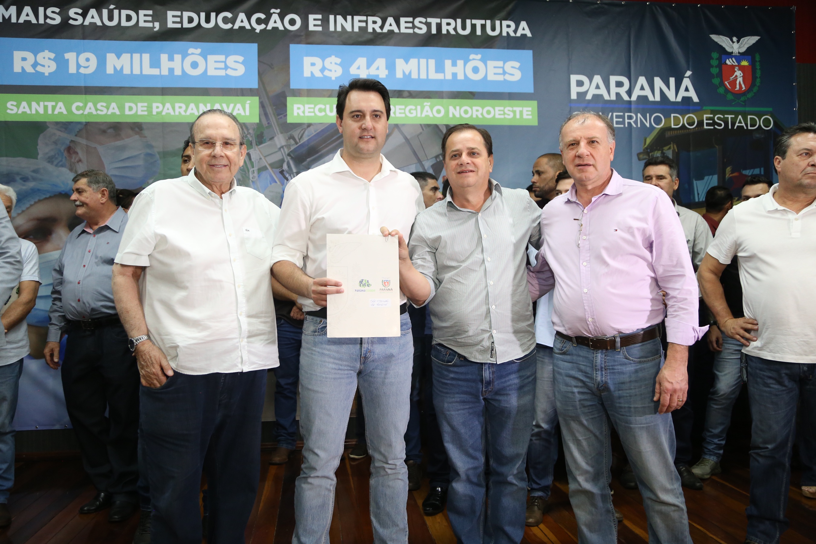 Obras de pavimentação de ruas, construção de praças e de barracão industrial estão entre os projetos que 26 municípios do Noroeste do Paraná farão com apoio do Estado. Os recursos somam R$ 44 milhões e foram confirmados pelo governador Carlos Massa Ratinho Junior nesta quinta-feira (12) durante encontro com os prefeitos, em Paranavaí. No mesmo evento, o governador autorizou recursos para equipamentos e obras na nova unidade da Santa Casa de Paranavaí. Foto: José Fernando Ogura/AEN