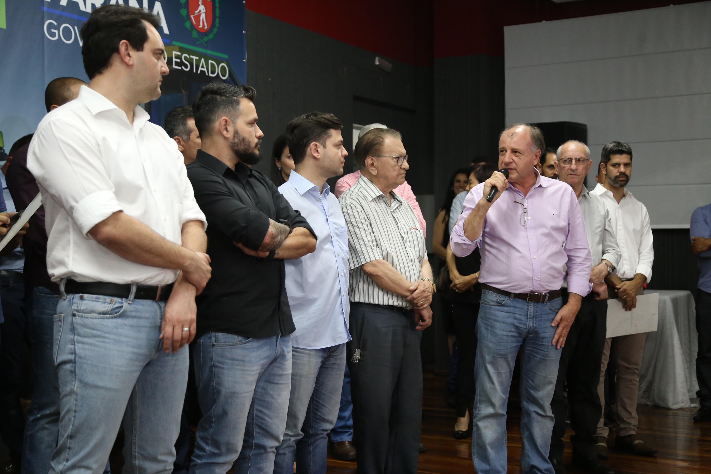 Obras de pavimentação de ruas, construção de praças e de barracão industrial estão entre os projetos que 26 municípios do Noroeste do Paraná farão com apoio do Estado. Os recursos somam R$ 44 milhões e foram confirmados pelo governador Carlos Massa Ratinho Junior nesta quinta-feira (12) durante encontro com os prefeitos, em Paranavaí. No mesmo evento, o governador autorizou recursos para equipamentos e obras na nova unidade da Santa Casa de Paranavaí. Foto: José Fernando Ogura/AEN