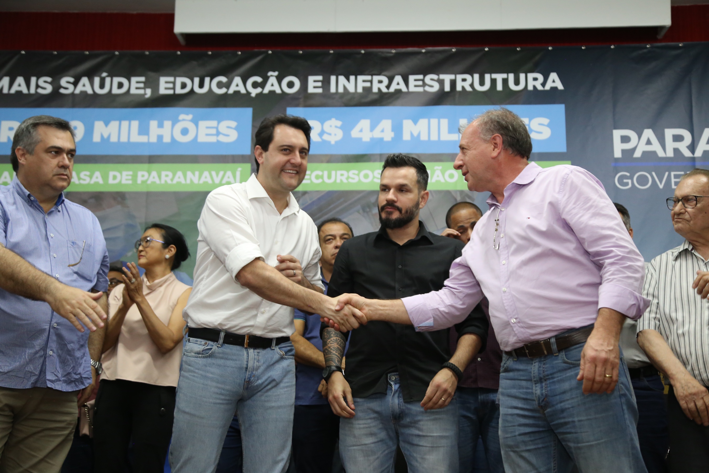 Obras de pavimentação de ruas, construção de praças e de barracão industrial estão entre os projetos que 26 municípios do Noroeste do Paraná farão com apoio do Estado. Os recursos somam R$ 44 milhões e foram confirmados pelo governador Carlos Massa Ratinho Junior nesta quinta-feira (12) durante encontro com os prefeitos, em Paranavaí. No mesmo evento, o governador autorizou recursos para equipamentos e obras na nova unidade da Santa Casa de Paranavaí. Foto: José Fernando Ogura/AEN