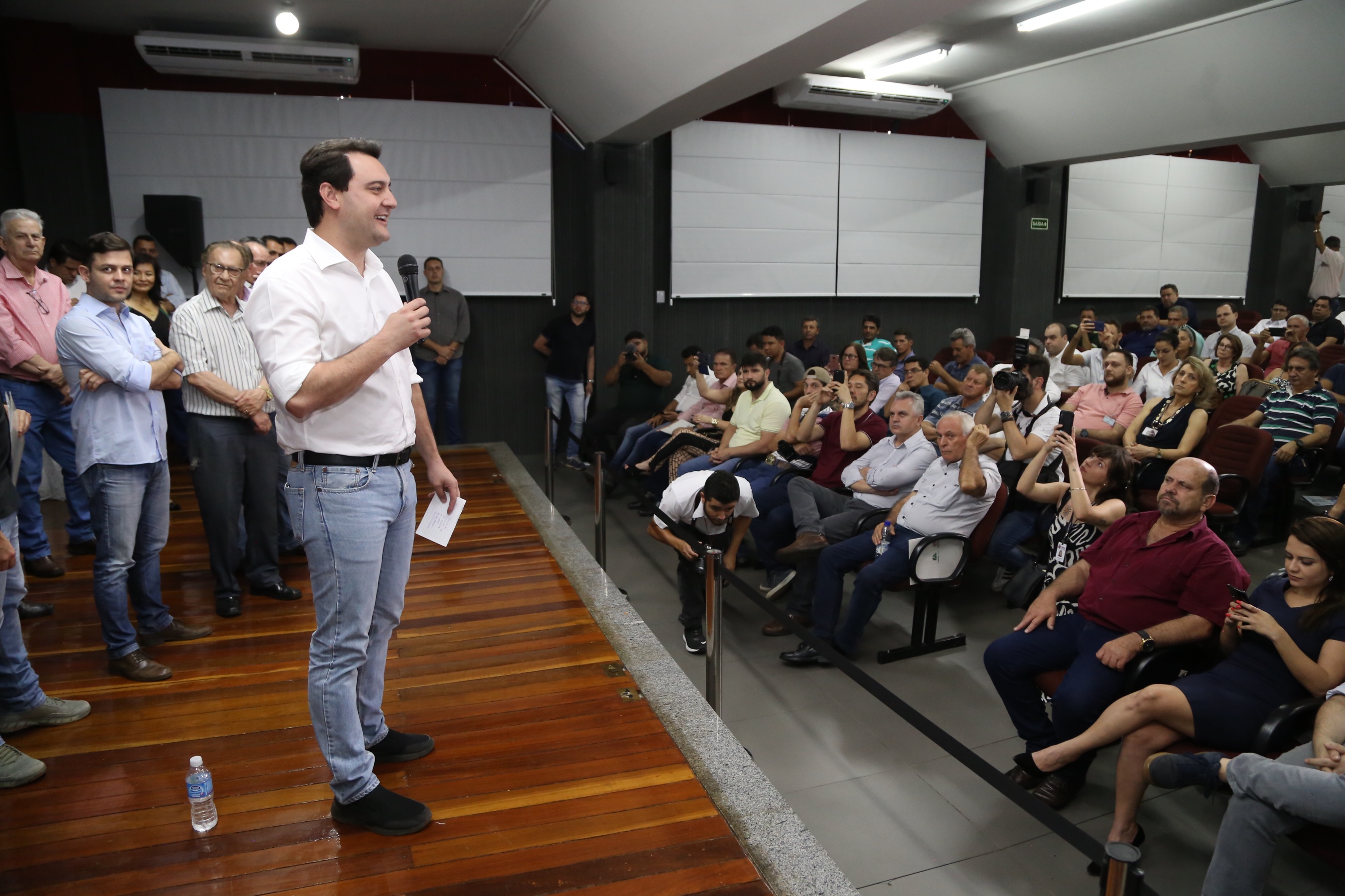 Obras de pavimentação de ruas, construção de praças e de barracão industrial estão entre os projetos que 26 municípios do Noroeste do Paraná farão com apoio do Estado. Os recursos somam R$ 44 milhões e foram confirmados pelo governador Carlos Massa Ratinho Junior nesta quinta-feira (12) durante encontro com os prefeitos, em Paranavaí. No mesmo evento, o governador autorizou recursos para equipamentos e obras na nova unidade da Santa Casa de Paranavaí. Foto: José Fernando Ogura/AEN