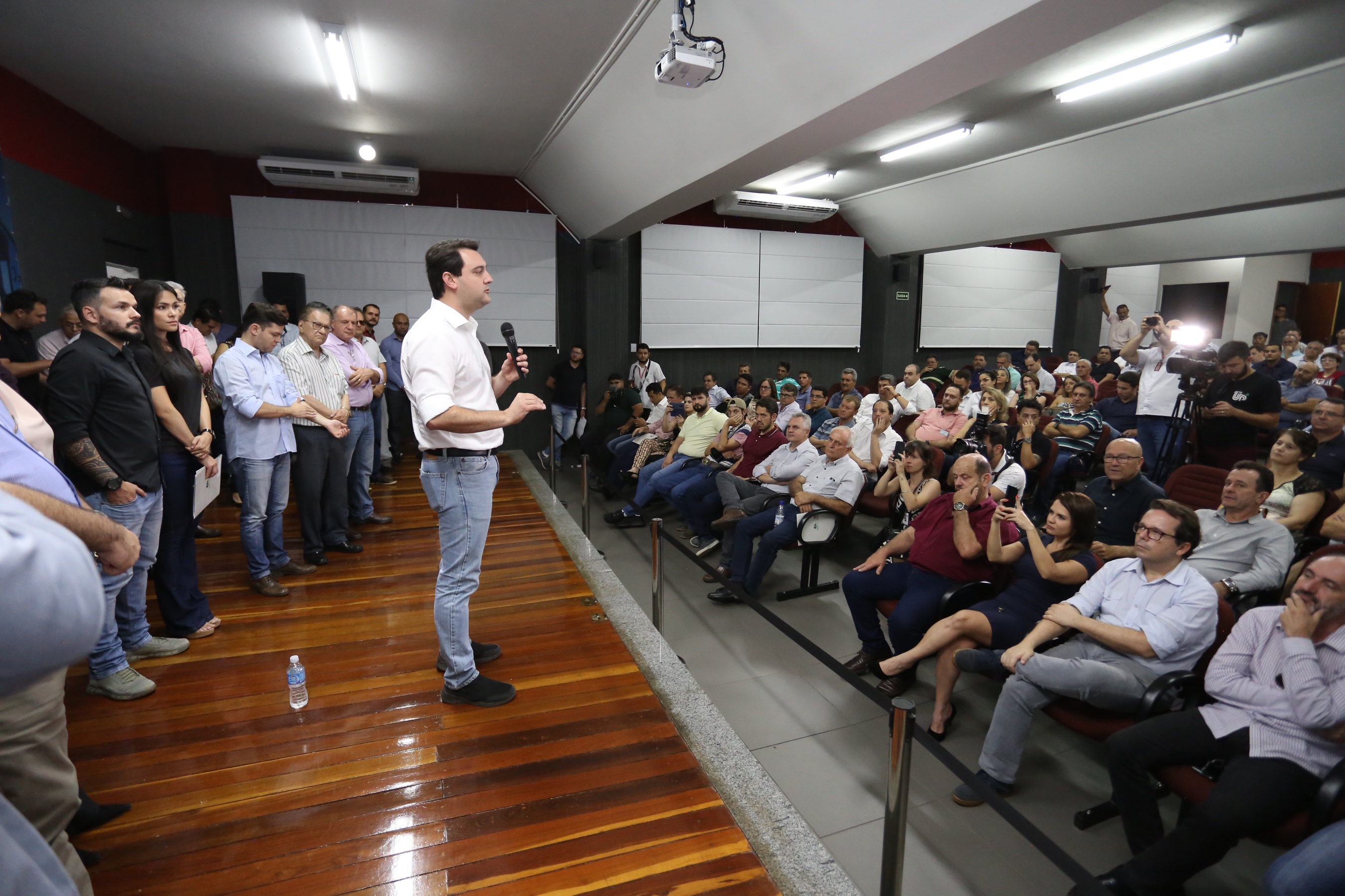 Obras de pavimentação de ruas, construção de praças e de barracão industrial estão entre os projetos que 26 municípios do Noroeste do Paraná farão com apoio do Estado. Os recursos somam R$ 44 milhões e foram confirmados pelo governador Carlos Massa Ratinho Junior nesta quinta-feira (12) durante encontro com os prefeitos, em Paranavaí. No mesmo evento, o governador autorizou recursos para equipamentos e obras na nova unidade da Santa Casa de Paranavaí. Foto: José Fernando Ogura/AEN