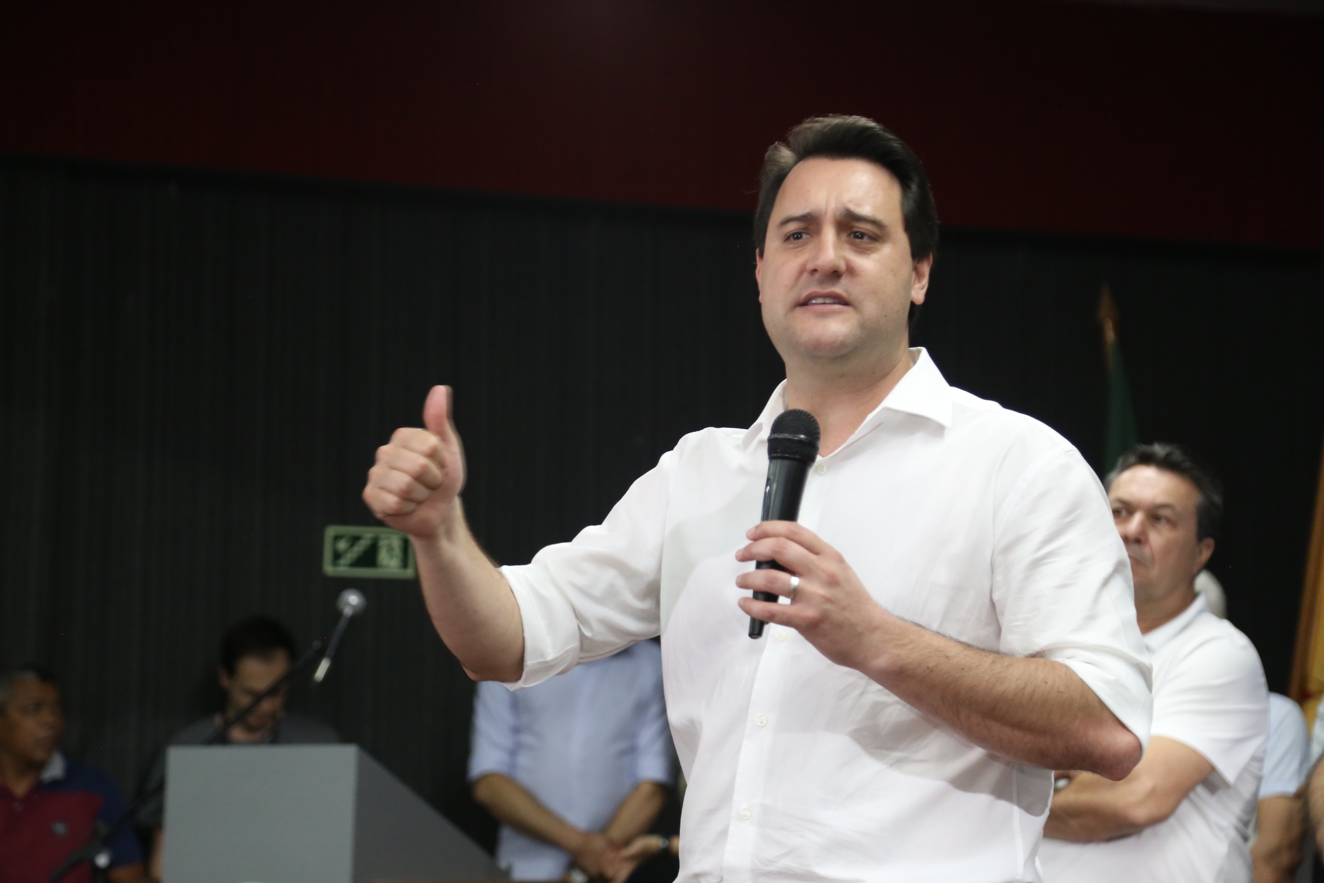 Obras de pavimentação de ruas, construção de praças e de barracão industrial estão entre os projetos que 26 municípios do Noroeste do Paraná farão com apoio do Estado. Os recursos somam R$ 44 milhões e foram confirmados pelo governador Carlos Massa Ratinho Junior nesta quinta-feira (12) durante encontro com os prefeitos, em Paranavaí. No mesmo evento, o governador autorizou recursos para equipamentos e obras na nova unidade da Santa Casa de Paranavaí. Foto: José Fernando Ogura/AEN