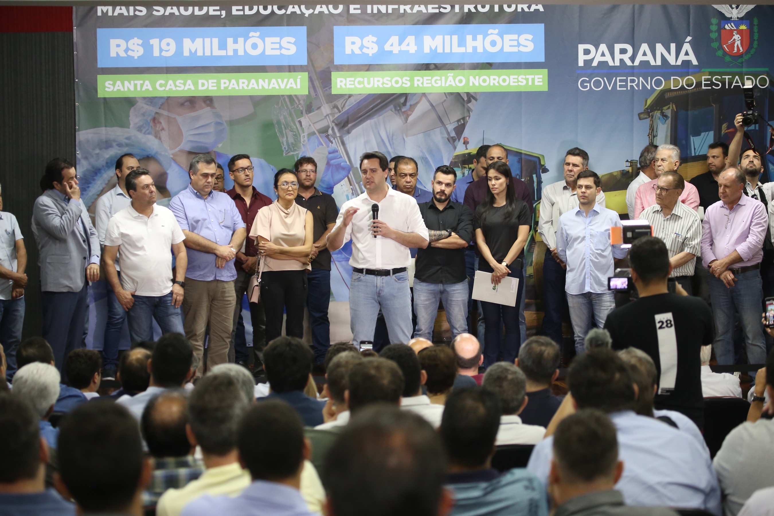 Obras de pavimentação de ruas, construção de praças e de barracão industrial estão entre os projetos que 26 municípios do Noroeste do Paraná farão com apoio do Estado. Os recursos somam R$ 44 milhões e foram confirmados pelo governador Carlos Massa Ratinho Junior nesta quinta-feira (12) durante encontro com os prefeitos, em Paranavaí. No mesmo evento, o governador autorizou recursos para equipamentos e obras na nova unidade da Santa Casa de Paranavaí. Foto: José Fernando Ogura/AEN