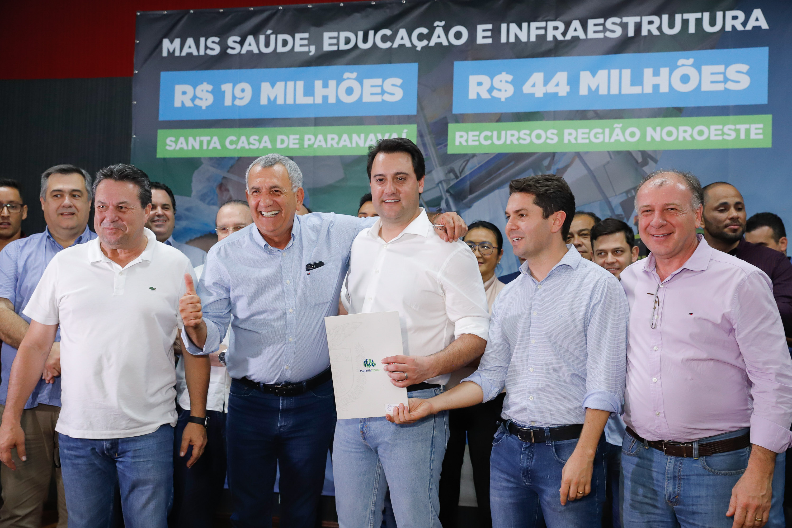 Obras de pavimentação de ruas, construção de praças e de barracão industrial estão entre os projetos que 26 municípios do Noroeste do Paraná farão com apoio do Estado. Os recursos somam R$ 44 milhões e foram confirmados pelo governador Carlos Massa Ratinho Junior nesta quinta-feira (12) durante encontro com os prefeitos, em Paranavaí. No mesmo evento, o governador autorizou recursos para equipamentos e obras na nova unidade da Santa Casa de Paranavaí.