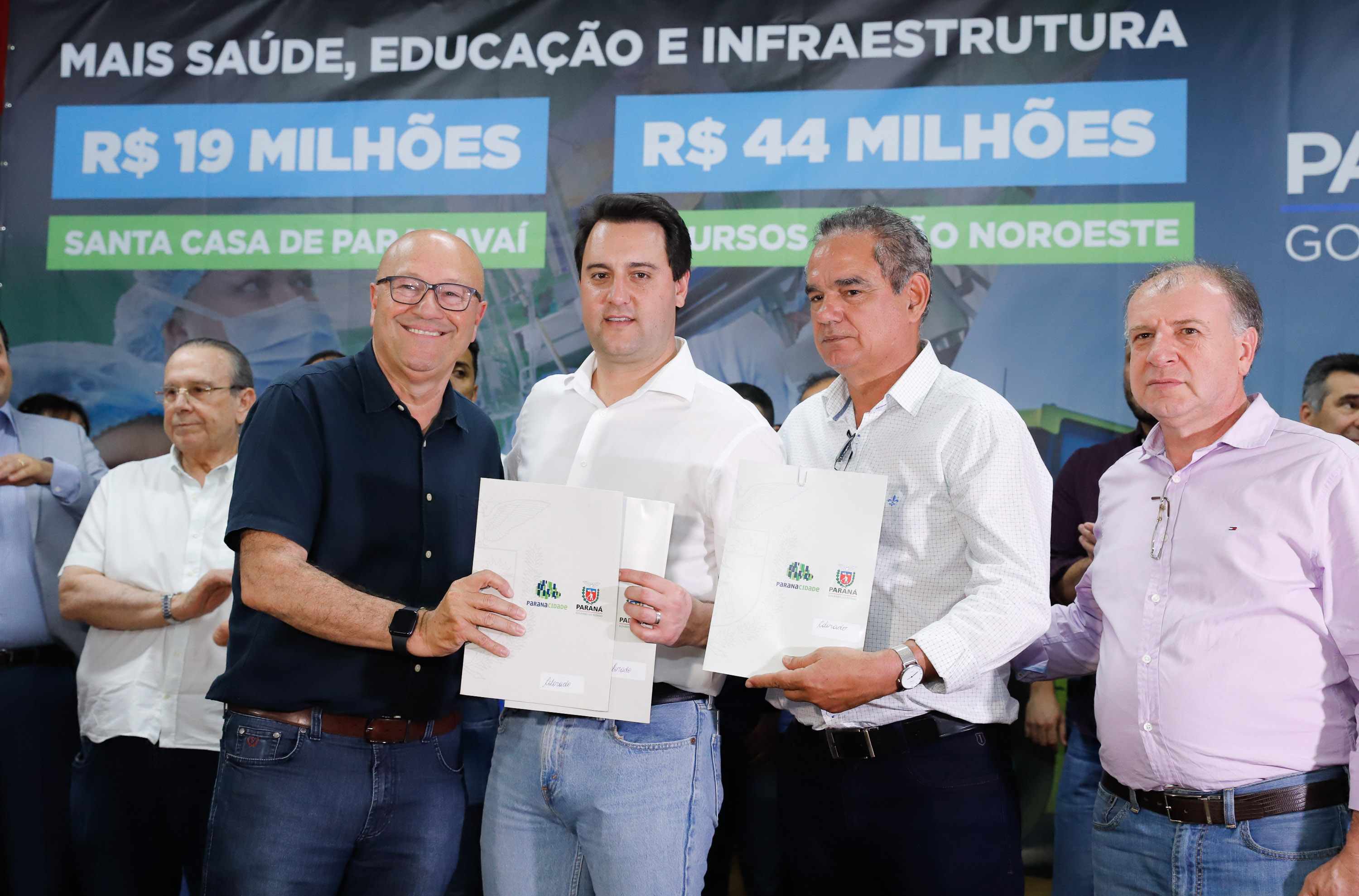 Obras de pavimentação de ruas, construção de praças e de barracão industrial estão entre os projetos que 26 municípios do Noroeste do Paraná farão com apoio do Estado. Os recursos somam R$ 44 milhões e foram confirmados pelo governador Carlos Massa Ratinho Junior nesta quinta-feira (12) durante encontro com os prefeitos, em Paranavaí. No mesmo evento, o governador autorizou recursos para equipamentos e obras na nova unidade da Santa Casa de Paranavaí.