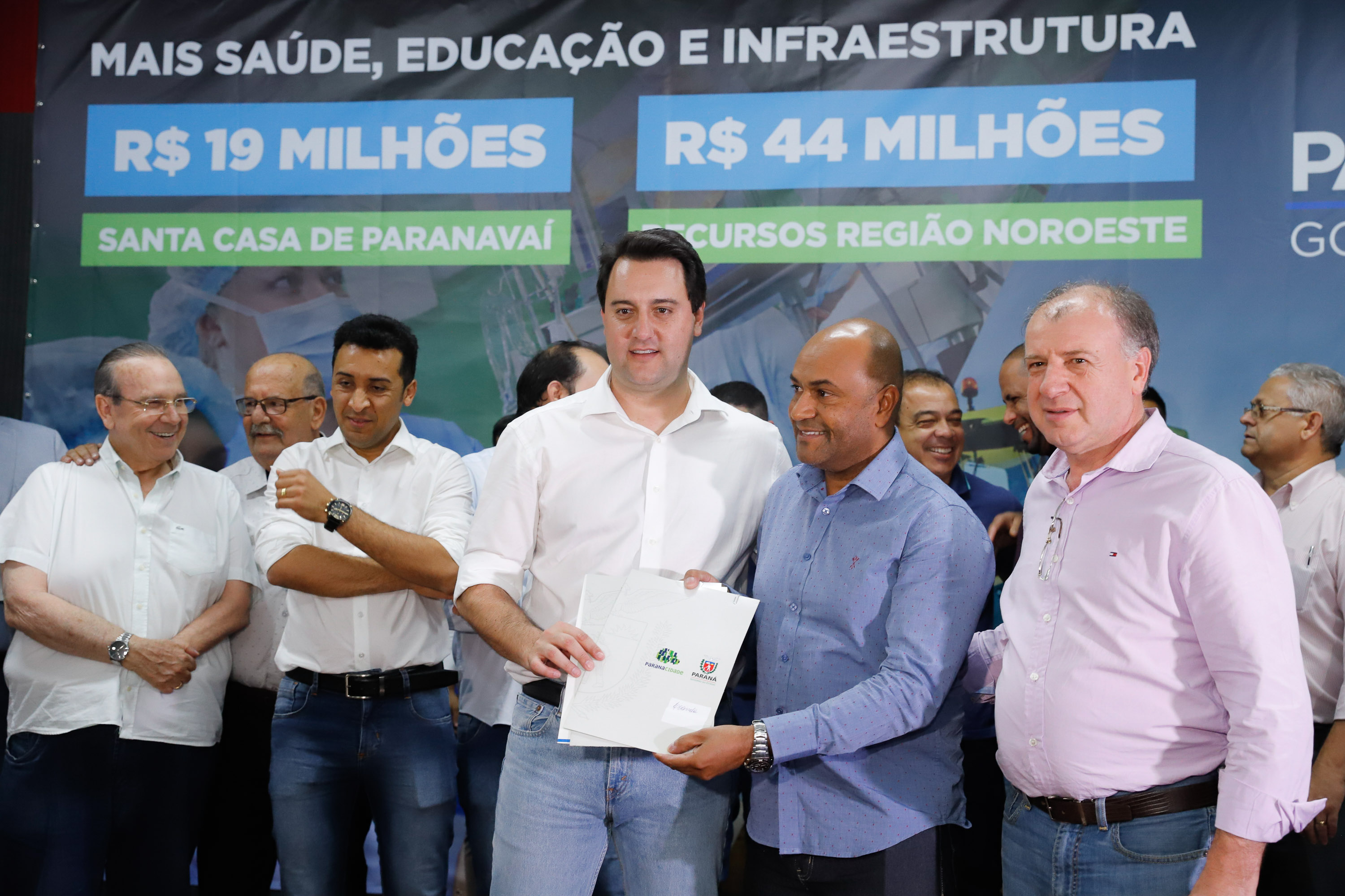 Obras de pavimentação de ruas, construção de praças e de barracão industrial estão entre os projetos que 26 municípios do Noroeste do Paraná farão com apoio do Estado. Os recursos somam R$ 44 milhões e foram confirmados pelo governador Carlos Massa Ratinho Junior nesta quinta-feira (12) durante encontro com os prefeitos, em Paranavaí. No mesmo evento, o governador autorizou recursos para equipamentos e obras na nova unidade da Santa Casa de Paranavaí.
