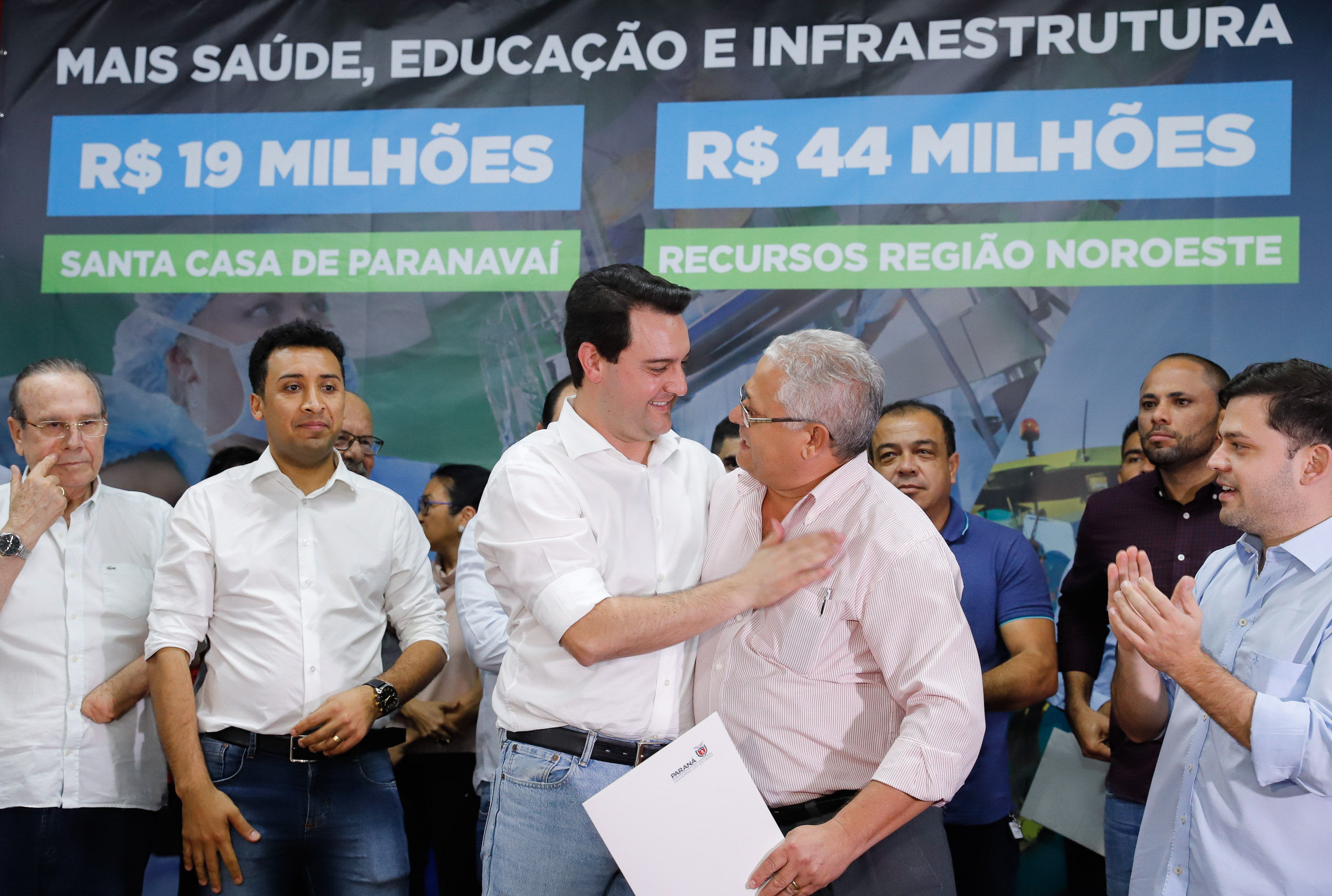 Obras de pavimentação de ruas, construção de praças e de barracão industrial estão entre os projetos que 26 municípios do Noroeste do Paraná farão com apoio do Estado. Os recursos somam R$ 44 milhões e foram confirmados pelo governador Carlos Massa Ratinho Junior nesta quinta-feira (12) durante encontro com os prefeitos, em Paranavaí. No mesmo evento, o governador autorizou recursos para equipamentos e obras na nova unidade da Santa Casa de Paranavaí.