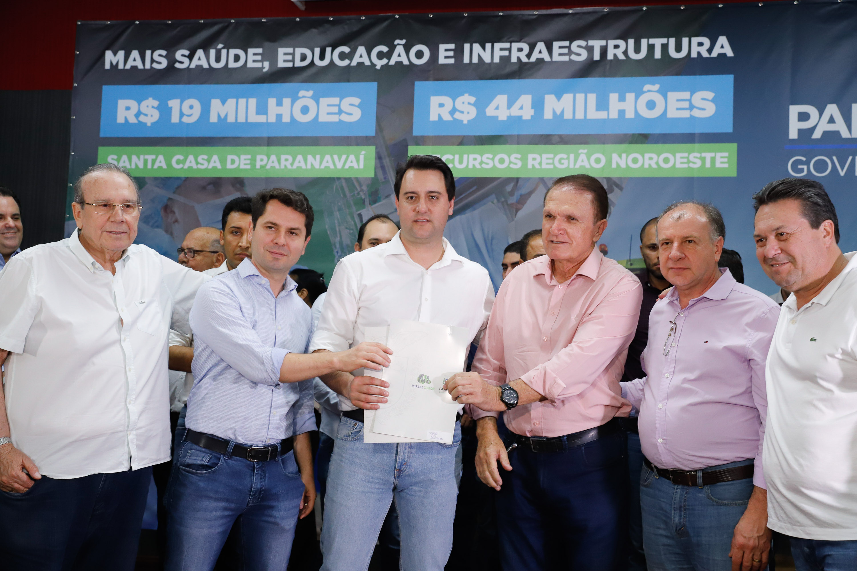 Obras de pavimentação de ruas, construção de praças e de barracão industrial estão entre os projetos que 26 municípios do Noroeste do Paraná farão com apoio do Estado. Os recursos somam R$ 44 milhões e foram confirmados pelo governador Carlos Massa Ratinho Junior nesta quinta-feira (12) durante encontro com os prefeitos, em Paranavaí. No mesmo evento, o governador autorizou recursos para equipamentos e obras na nova unidade da Santa Casa de Paranavaí.