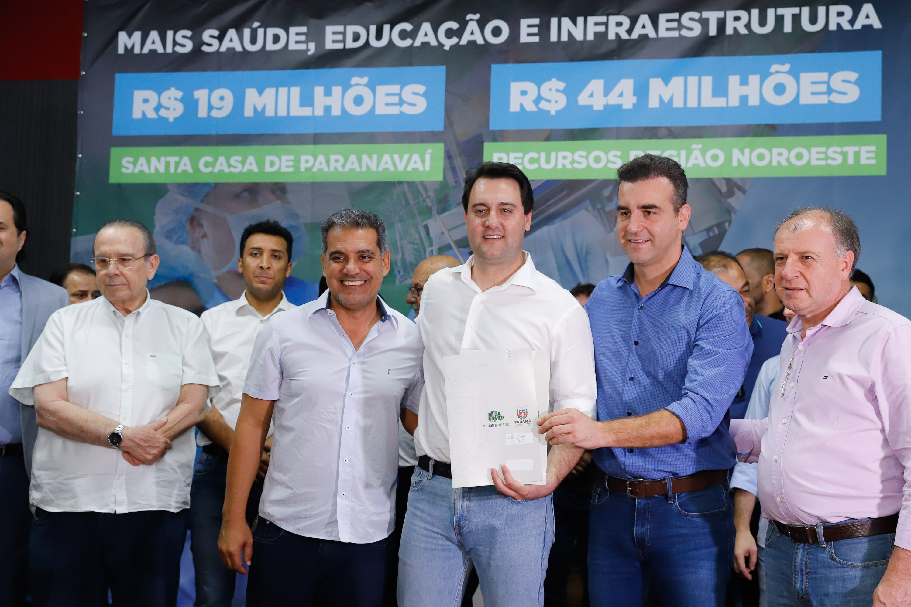 Obras de pavimentação de ruas, construção de praças e de barracão industrial estão entre os projetos que 26 municípios do Noroeste do Paraná farão com apoio do Estado. Os recursos somam R$ 44 milhões e foram confirmados pelo governador Carlos Massa Ratinho Junior nesta quinta-feira (12) durante encontro com os prefeitos, em Paranavaí. No mesmo evento, o governador autorizou recursos para equipamentos e obras na nova unidade da Santa Casa de Paranavaí.