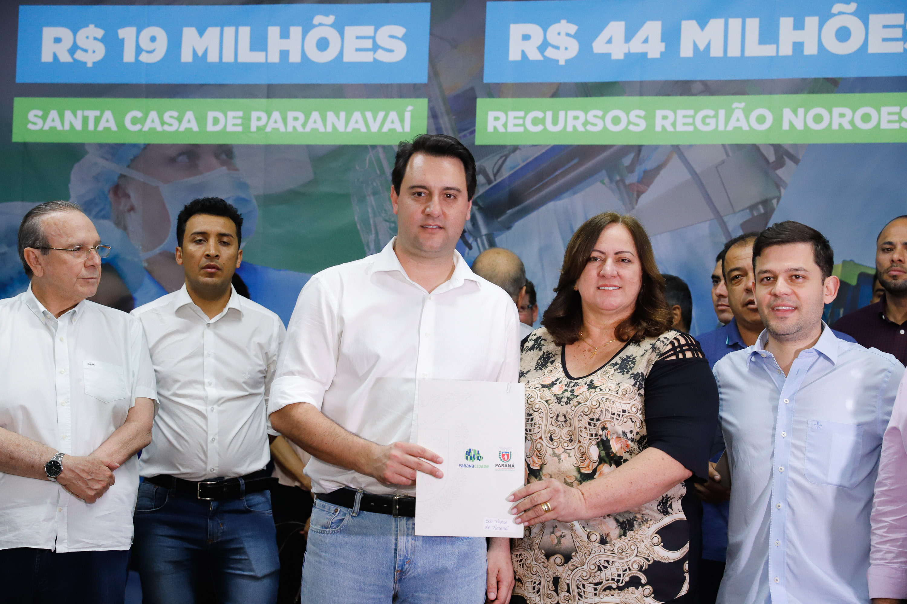 Obras de pavimentação de ruas, construção de praças e de barracão industrial estão entre os projetos que 26 municípios do Noroeste do Paraná farão com apoio do Estado. Os recursos somam R$ 44 milhões e foram confirmados pelo governador Carlos Massa Ratinho Junior nesta quinta-feira (12) durante encontro com os prefeitos, em Paranavaí. No mesmo evento, o governador autorizou recursos para equipamentos e obras na nova unidade da Santa Casa de Paranavaí.
