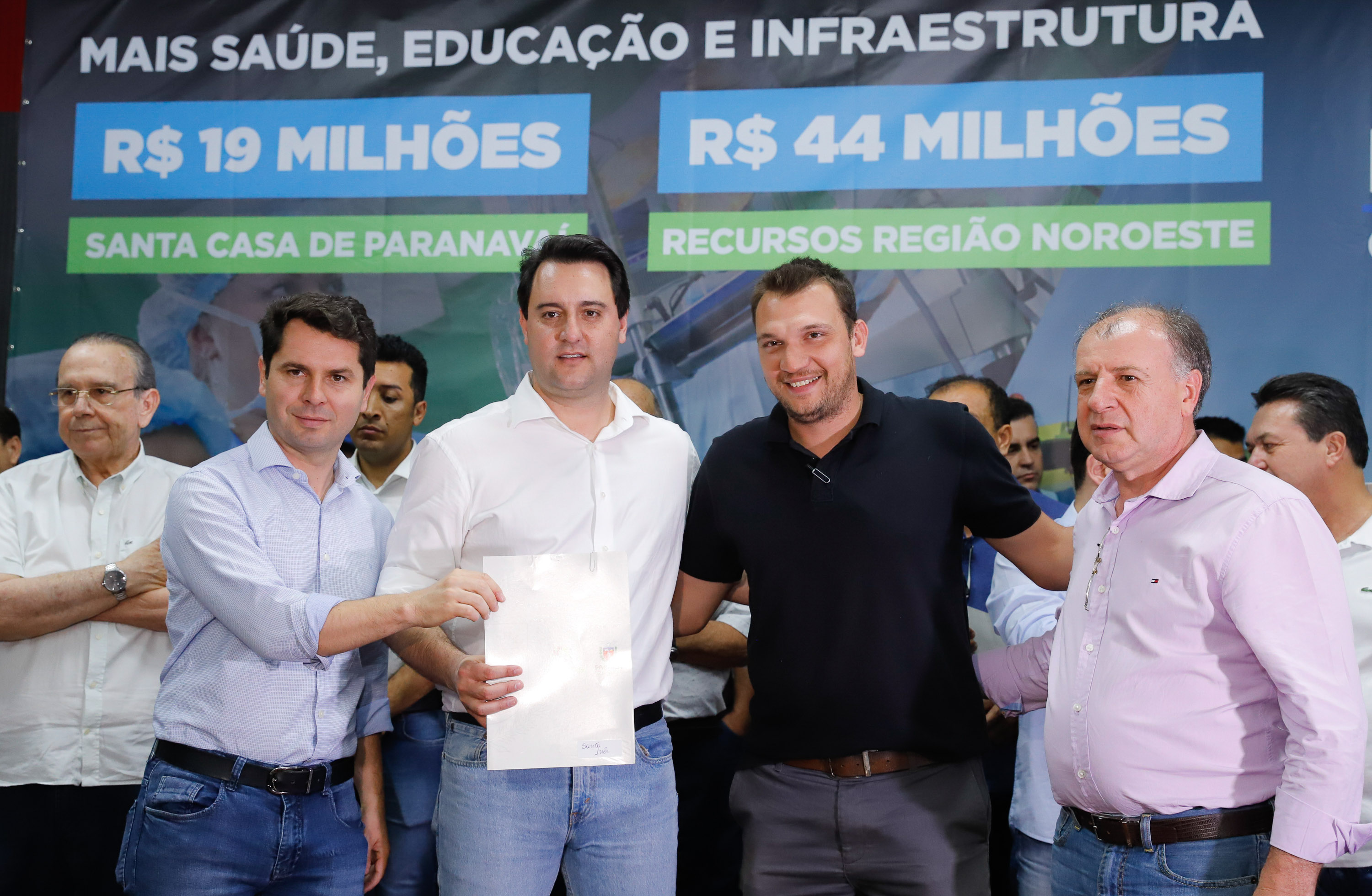 Obras de pavimentação de ruas, construção de praças e de barracão industrial estão entre os projetos que 26 municípios do Noroeste do Paraná farão com apoio do Estado. Os recursos somam R$ 44 milhões e foram confirmados pelo governador Carlos Massa Ratinho Junior nesta quinta-feira (12) durante encontro com os prefeitos, em Paranavaí. No mesmo evento, o governador autorizou recursos para equipamentos e obras na nova unidade da Santa Casa de Paranavaí.