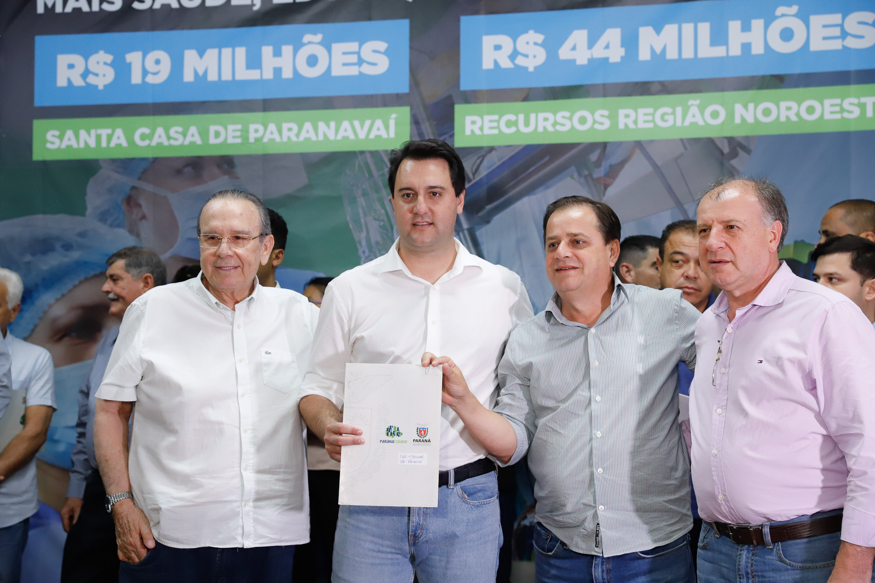 Obras de pavimentação de ruas, construção de praças e de barracão industrial estão entre os projetos que 26 municípios do Noroeste do Paraná farão com apoio do Estado. Os recursos somam R$ 44 milhões e foram confirmados pelo governador Carlos Massa Ratinho Junior nesta quinta-feira (12) durante encontro com os prefeitos, em Paranavaí. No mesmo evento, o governador autorizou recursos para equipamentos e obras na nova unidade da Santa Casa de Paranavaí.