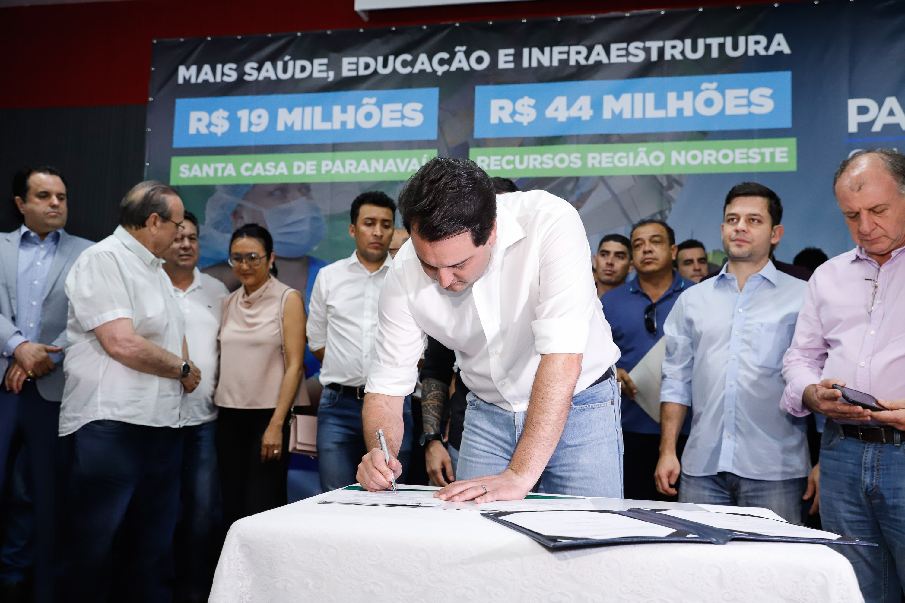 Obras de pavimentação de ruas, construção de praças e de barracão industrial estão entre os projetos que 26 municípios do Noroeste do Paraná farão com apoio do Estado. Os recursos somam R$ 44 milhões e foram confirmados pelo governador Carlos Massa Ratinho Junior nesta quinta-feira (12) durante encontro com os prefeitos, em Paranavaí. No mesmo evento, o governador autorizou recursos para equipamentos e obras na nova unidade da Santa Casa de Paranavaí.