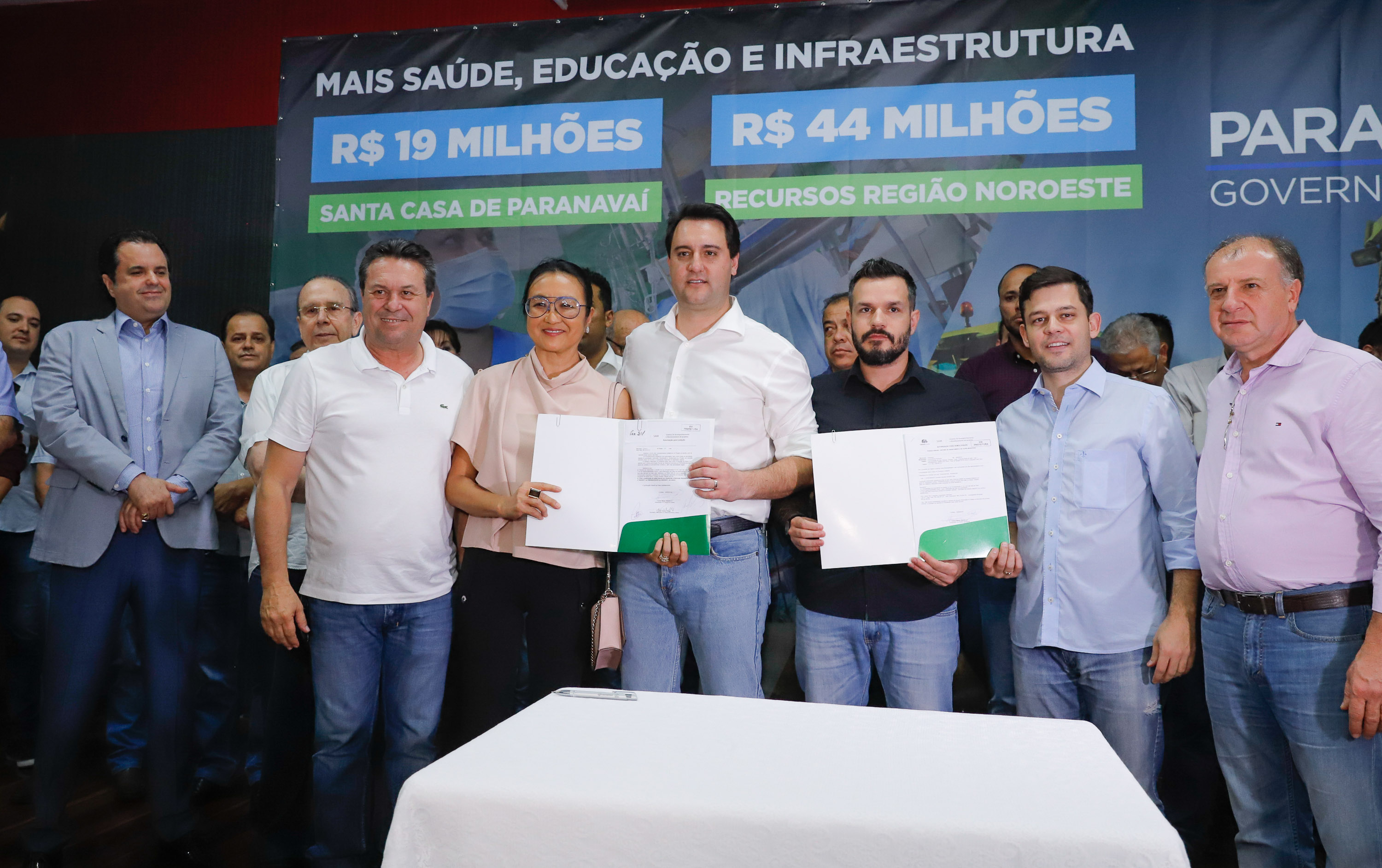 Obras de pavimentação de ruas, construção de praças e de barracão industrial estão entre os projetos que 26 municípios do Noroeste do Paraná farão com apoio do Estado. Os recursos somam R$ 44 milhões e foram confirmados pelo governador Carlos Massa Ratinho Junior nesta quinta-feira (12) durante encontro com os prefeitos, em Paranavaí. No mesmo evento, o governador autorizou recursos para equipamentos e obras na nova unidade da Santa Casa de Paranavaí.