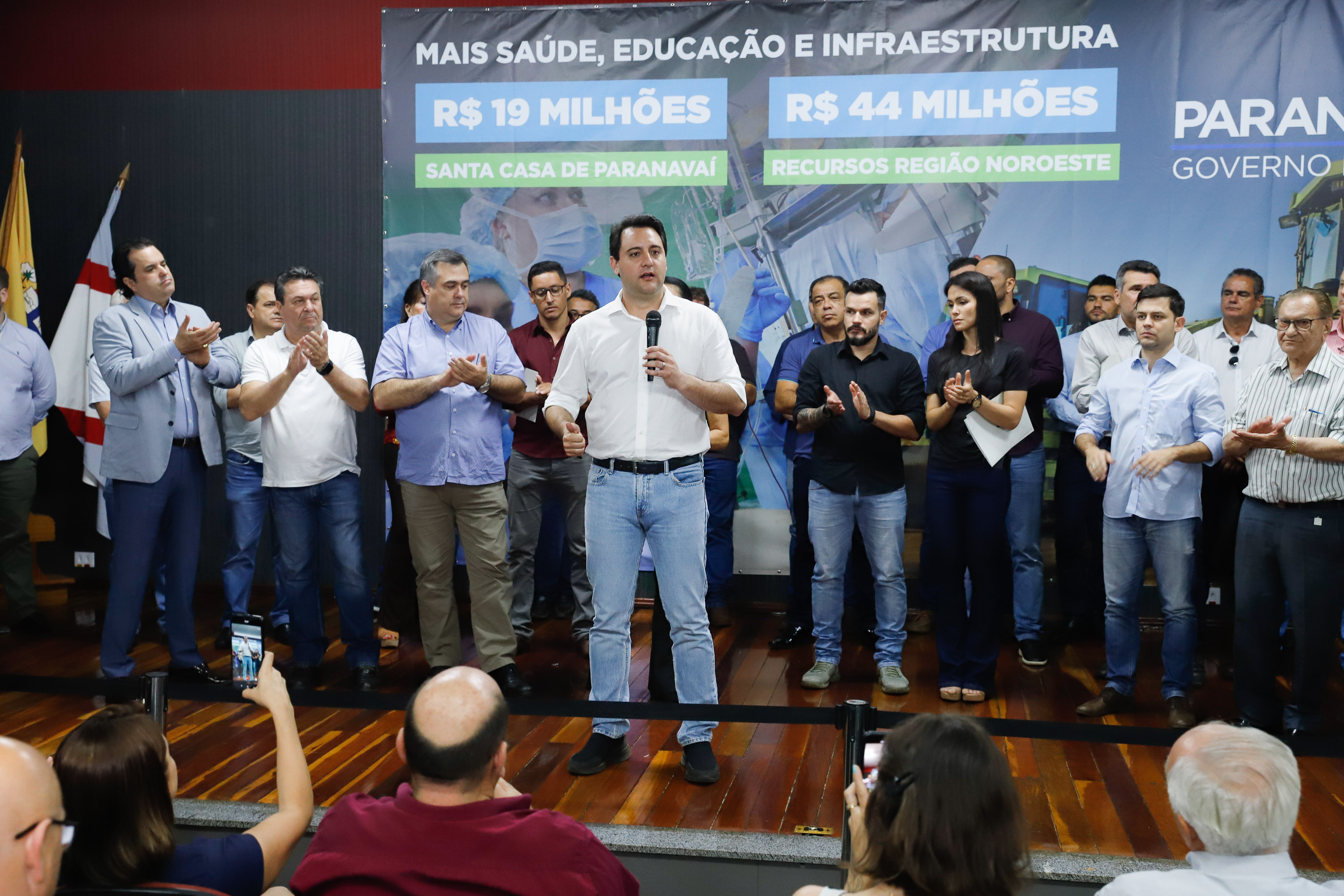 Obras de pavimentação de ruas, construção de praças e de barracão industrial estão entre os projetos que 26 municípios do Noroeste do Paraná farão com apoio do Estado. Os recursos somam R$ 44 milhões e foram confirmados pelo governador Carlos Massa Ratinho Junior nesta quinta-feira (12) durante encontro com os prefeitos, em Paranavaí. No mesmo evento, o governador autorizou recursos para equipamentos e obras na nova unidade da Santa Casa de Paranavaí.