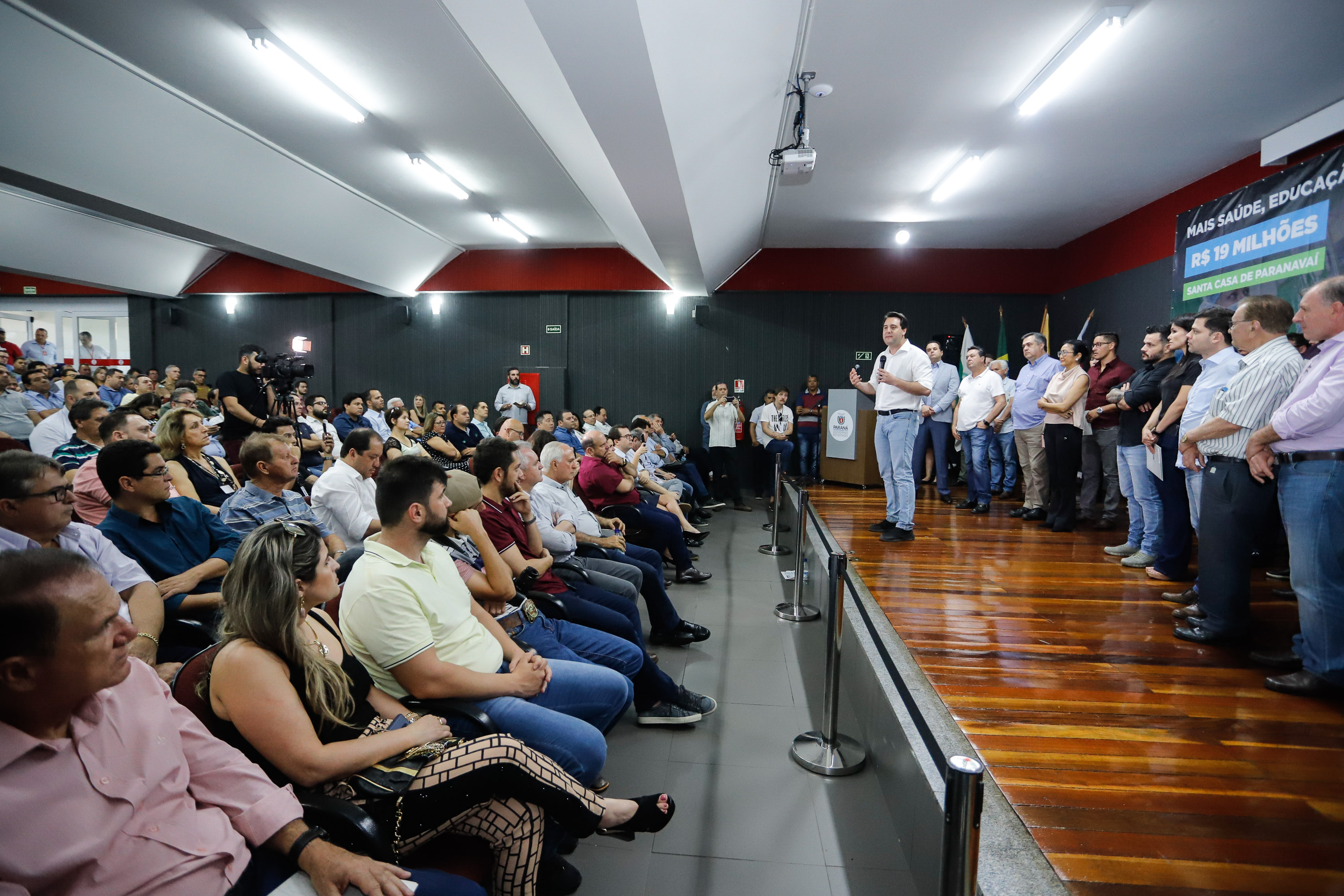 Obras de pavimentação de ruas, construção de praças e de barracão industrial estão entre os projetos que 26 municípios do Noroeste do Paraná farão com apoio do Estado. Os recursos somam R$ 44 milhões e foram confirmados pelo governador Carlos Massa Ratinho Junior nesta quinta-feira (12) durante encontro com os prefeitos, em Paranavaí. No mesmo evento, o governador autorizou recursos para equipamentos e obras na nova unidade da Santa Casa de Paranavaí.