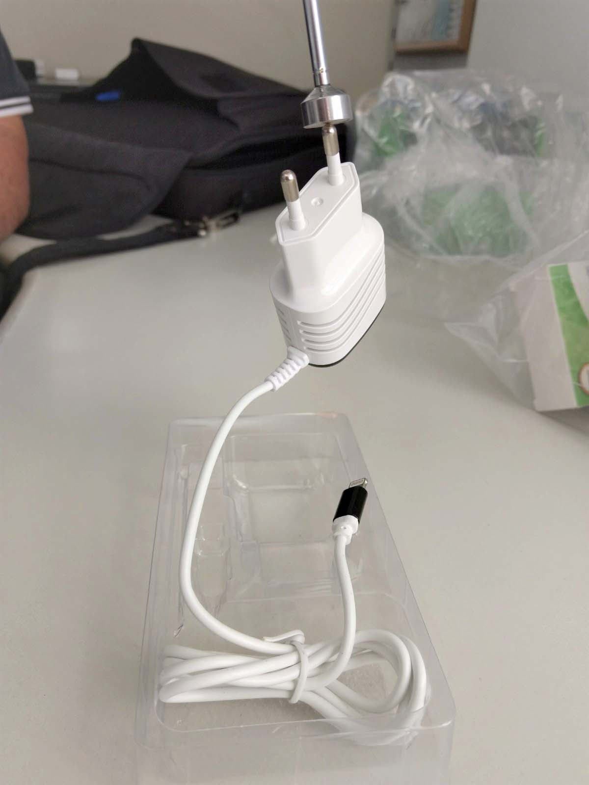 O Instituto de Pesos e Medidas do Paraná vem intensificando a fiscalização de produtos que têm plugue incorporado, como os carregadores de celular. Em 2018 foram fiscalizados 49.354 itens em 860 estabelecimentos visitados, sendo que 4.393 apresentaram irregularidades. Em 2019, até o mês de setembro, foram fiscalizados 27.565 itens, com a apreensão de 3.128 conectores. Foto: Divulgação/IPEM