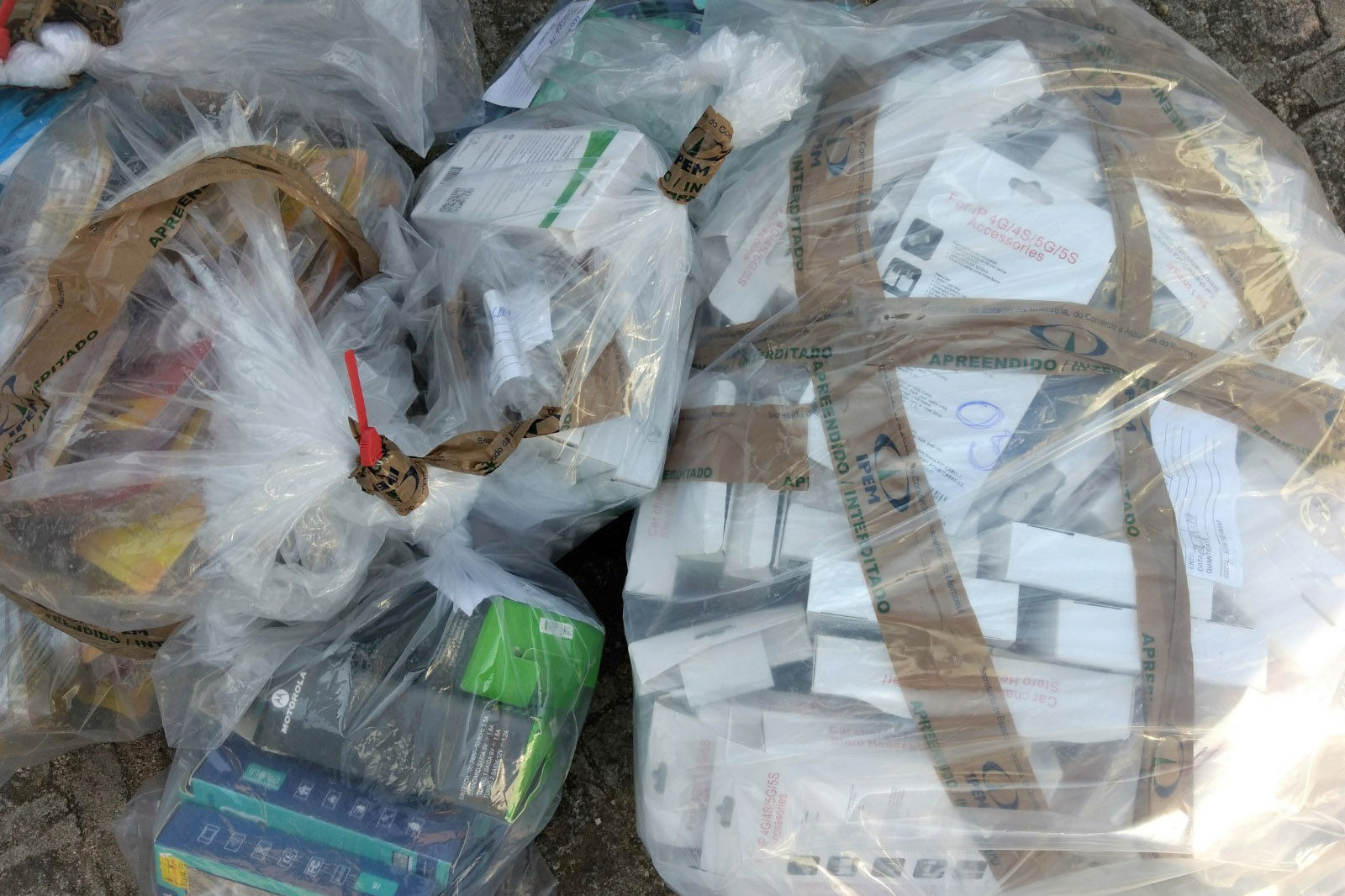 O Instituto de Pesos e Medidas do Paraná vem intensificando a fiscalização de produtos que têm plugue incorporado, como os carregadores de celular. Em 2018 foram fiscalizados 49.354 itens em 860 estabelecimentos visitados, sendo que 4.393 apresentaram irregularidades. Em 2019, até o mês de setembro, foram fiscalizados 27.565 itens, com a apreensão de 3.128 conectores. Foto: Divulgação/IPEM