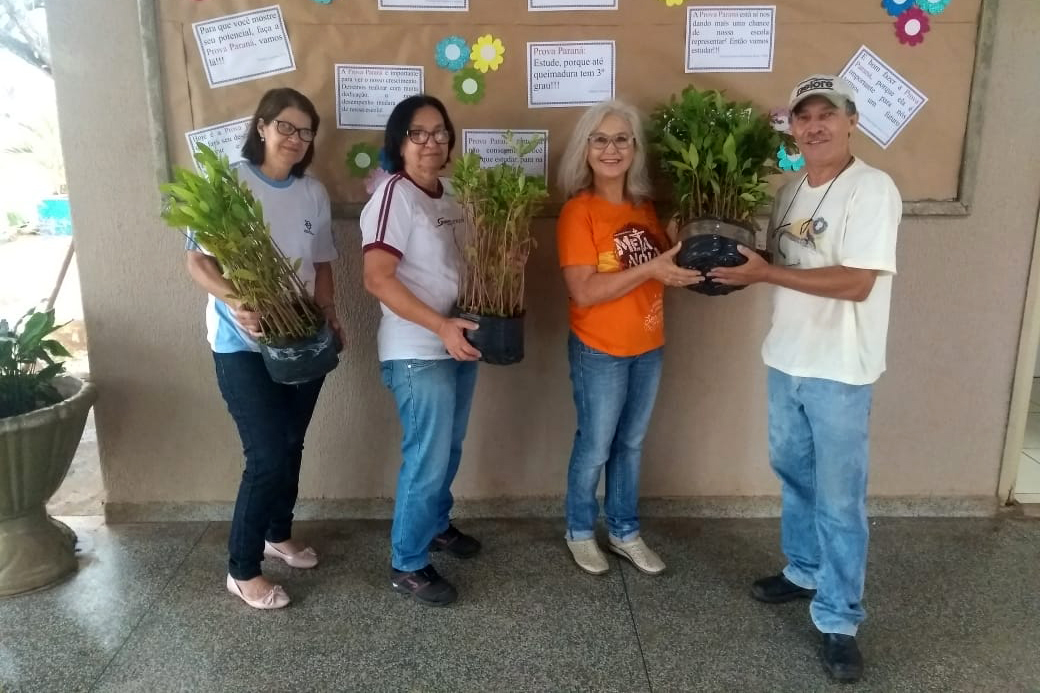 O Governo do Estado montou uma logística especial para o envio de mudas de árvores às escolas estaduais e Apaes de todo o Paraná. Mais de 3 mil pessoas estão atuando na tarefa de entregar e receber as mudas de espécies nativas, que serão plantadas dentro do programa de arborização Paraná Mais Verde. Foto: Divulgação/SEDEST