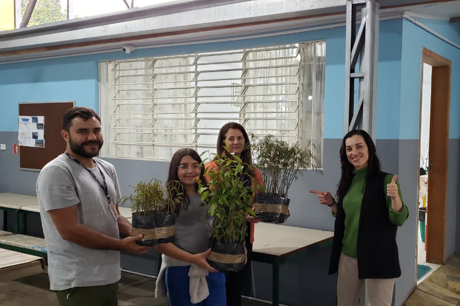 O Governo do Estado montou uma logística especial para o envio de mudas de árvores às escolas estaduais e Apaes de todo o Paraná. Mais de 3 mil pessoas estão atuando na tarefa de entregar e receber as mudas de espécies nativas, que serão plantadas dentro do programa de arborização Paraná Mais Verde. Foto: Divulgação/SEDEST