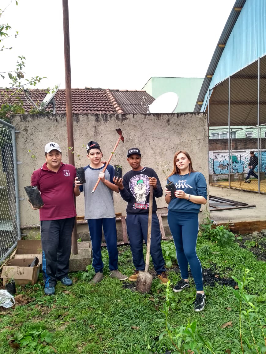 O Governo do Estado montou uma logística especial para o envio de mudas de árvores às escolas estaduais e Apaes de todo o Paraná. Mais de 3 mil pessoas estão atuando na tarefa de entregar e receber as mudas de espécies nativas, que serão plantadas dentro do programa de arborização Paraná Mais Verde. Foto: Divulgação/SEDEST